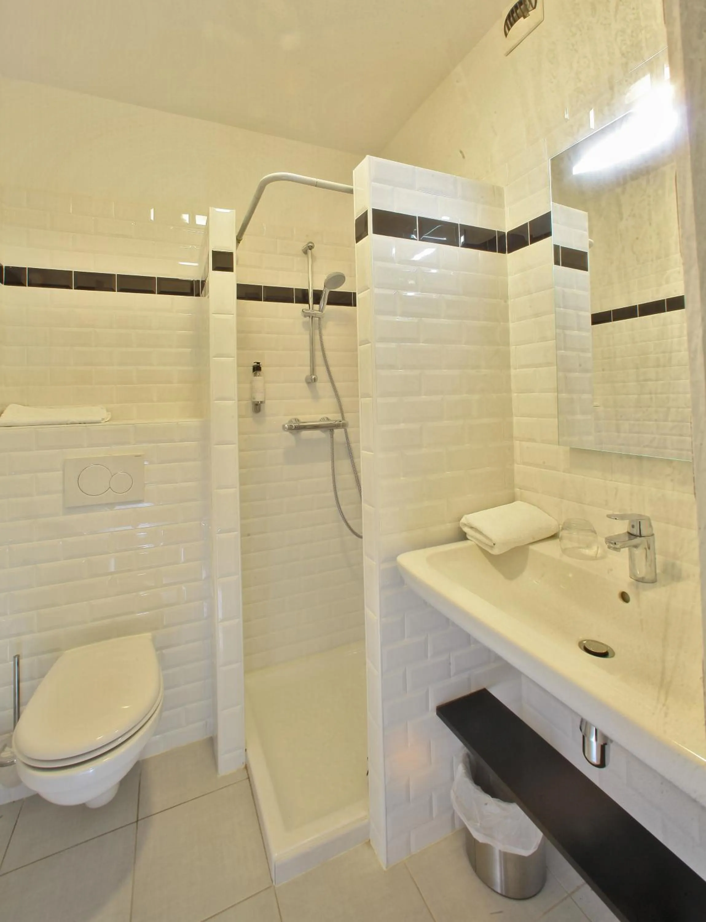 Shower in Logis Hôtels - Le Belvédère - Hôtel 2 étoiles et Restaurant