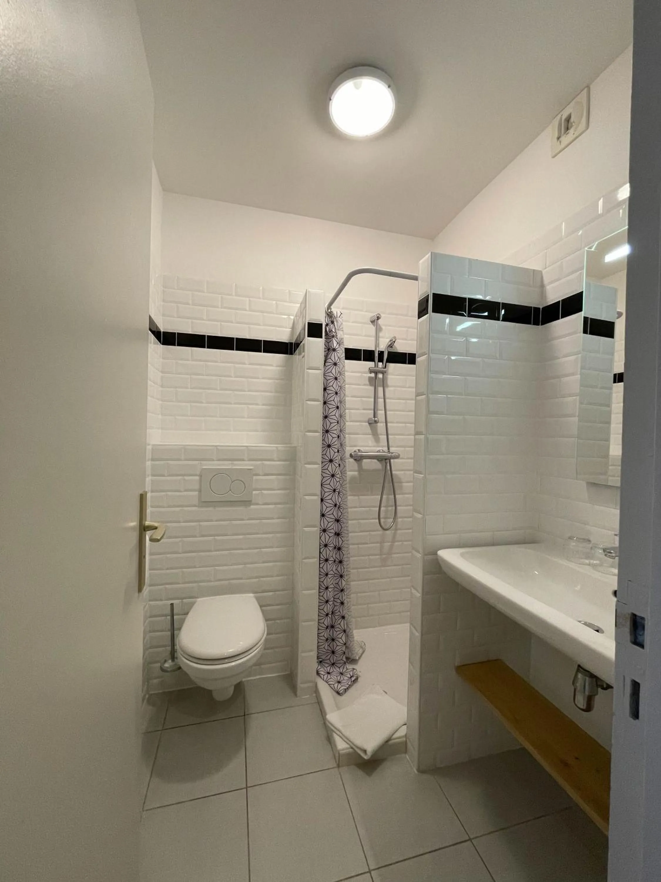Bathroom in Logis Hôtels - Le Belvédère - Hôtel 2 étoiles et Restaurant