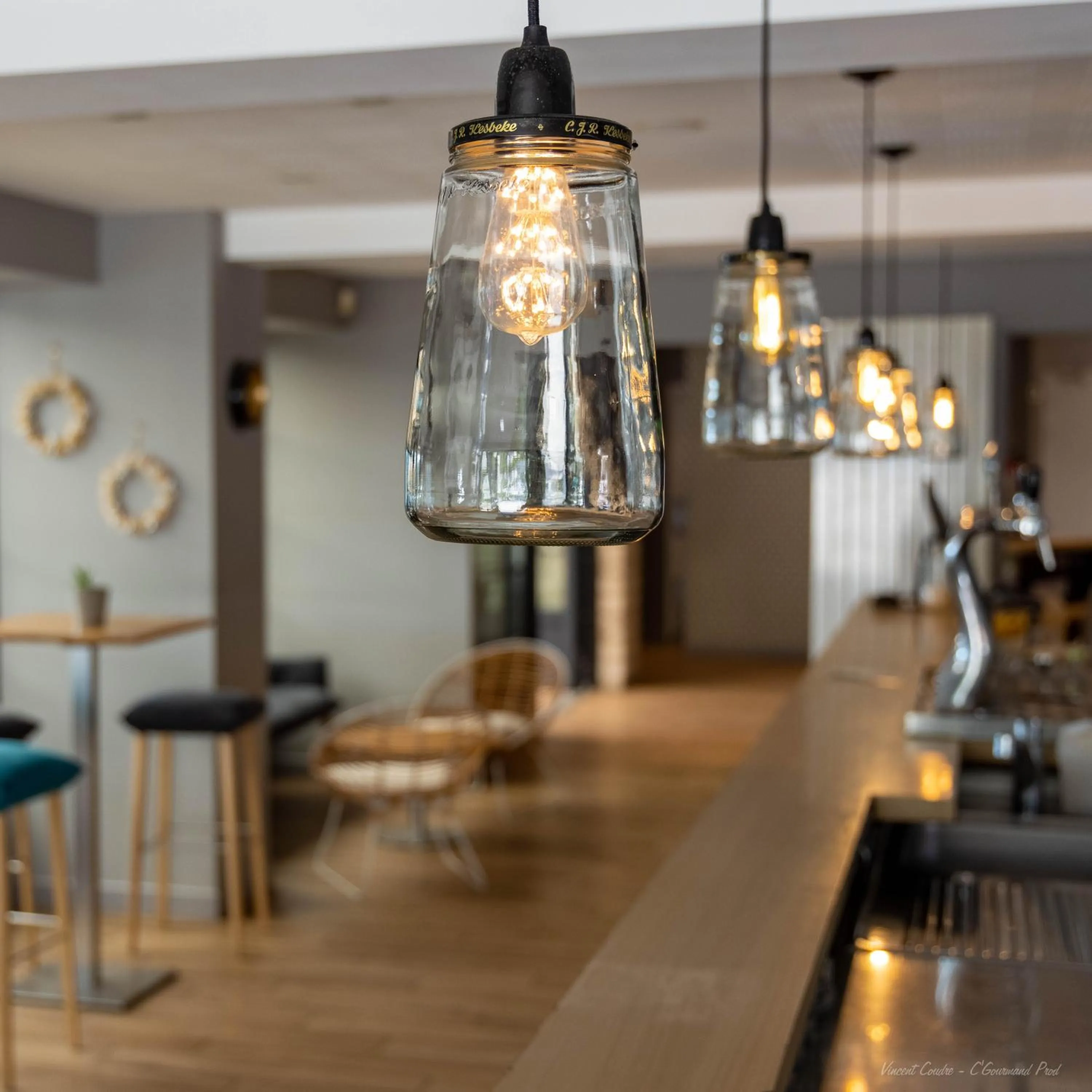 Lounge or bar in Logis Hôtels - Le Belvédère - Hôtel 2 étoiles et Restaurant