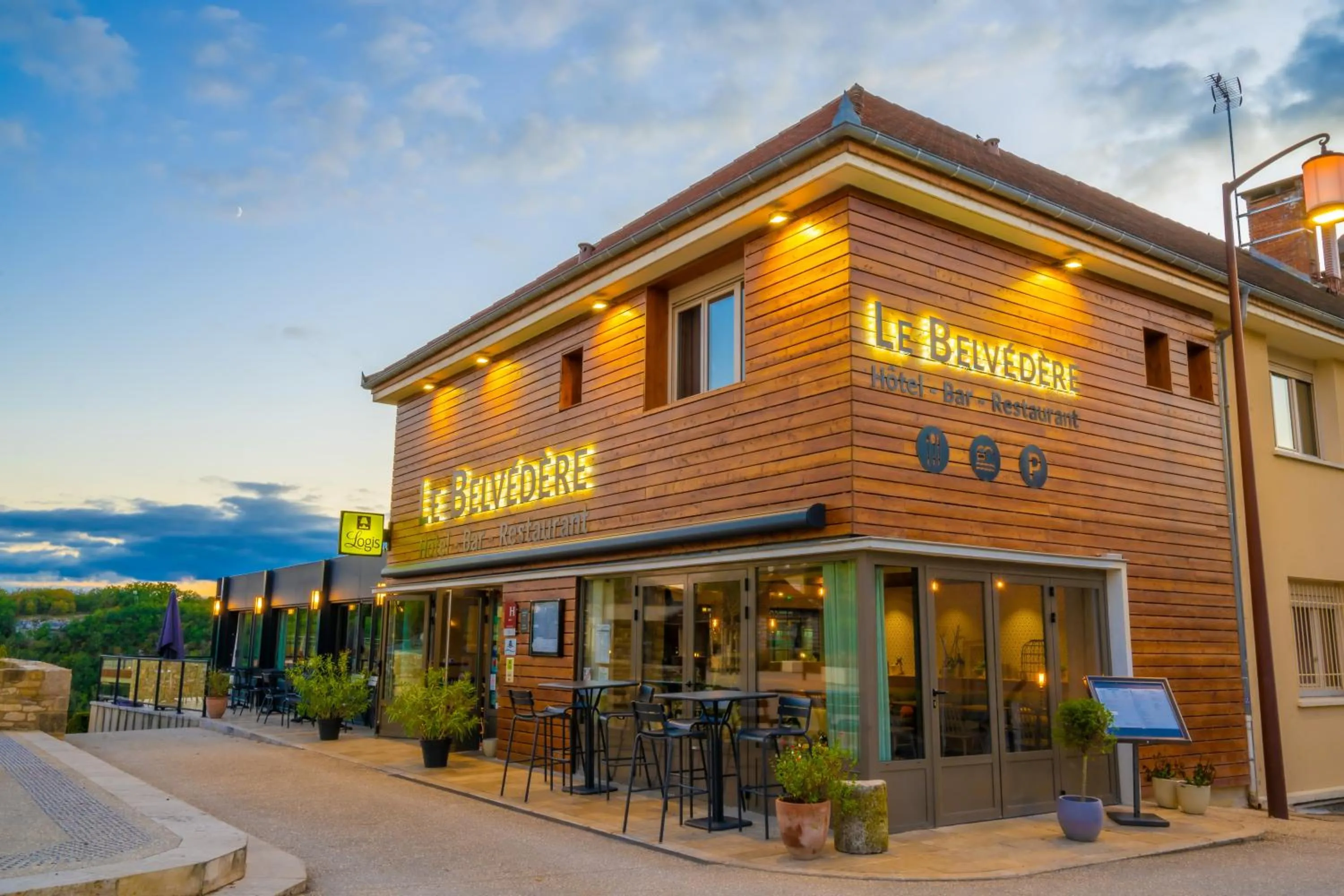 Property building in Logis Hôtels - Le Belvédère - Hôtel 2 étoiles et Restaurant