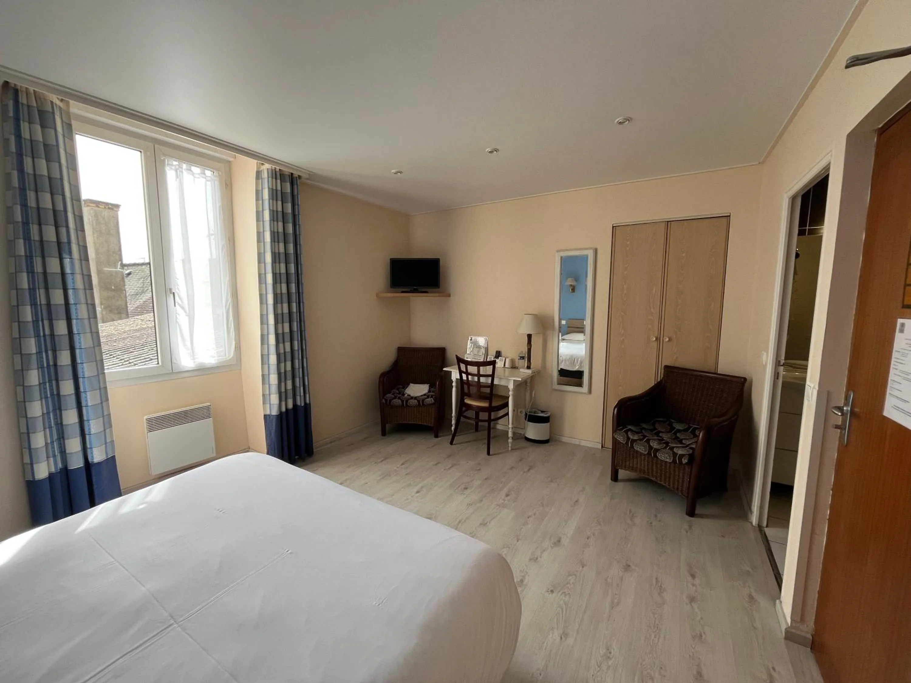 Bed in Logis Hôtel & Restaurant - Le Bretagne