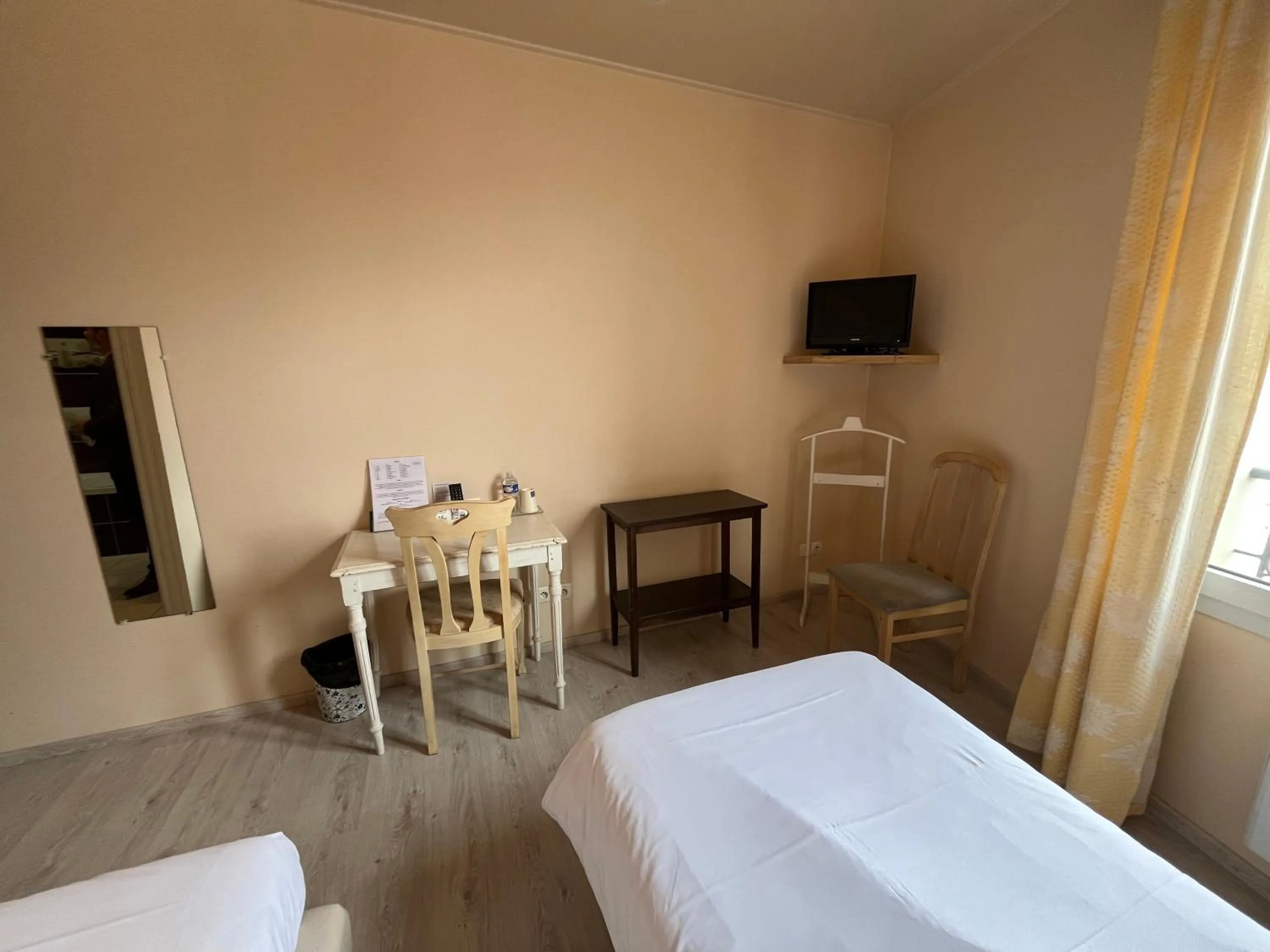 Bed in Logis Hôtel & Restaurant - Le Bretagne