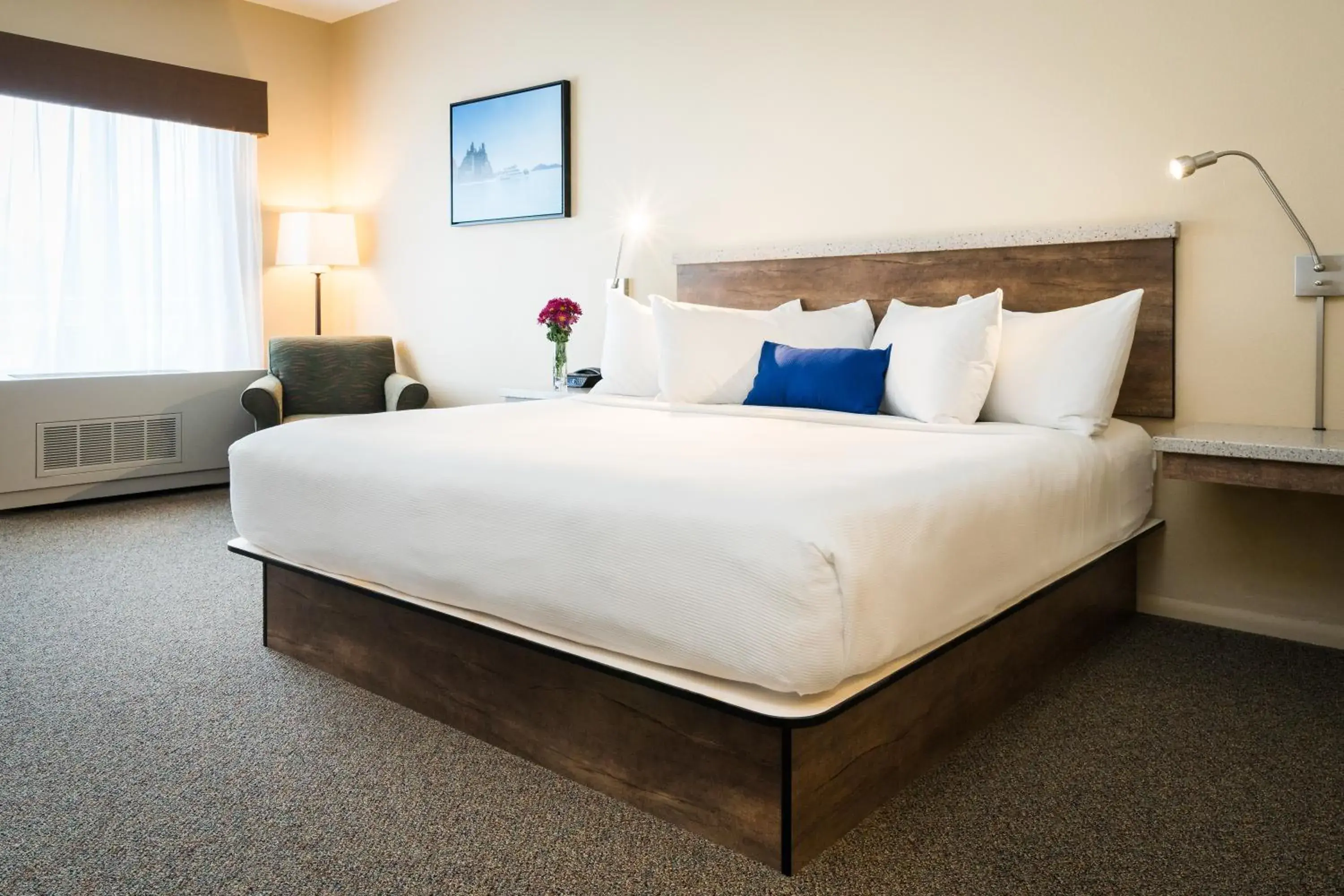 King Room with Mountain View in Harbor 360 Hotel Seward King Room with Mountain View in Harbor 360 Hotel Seward