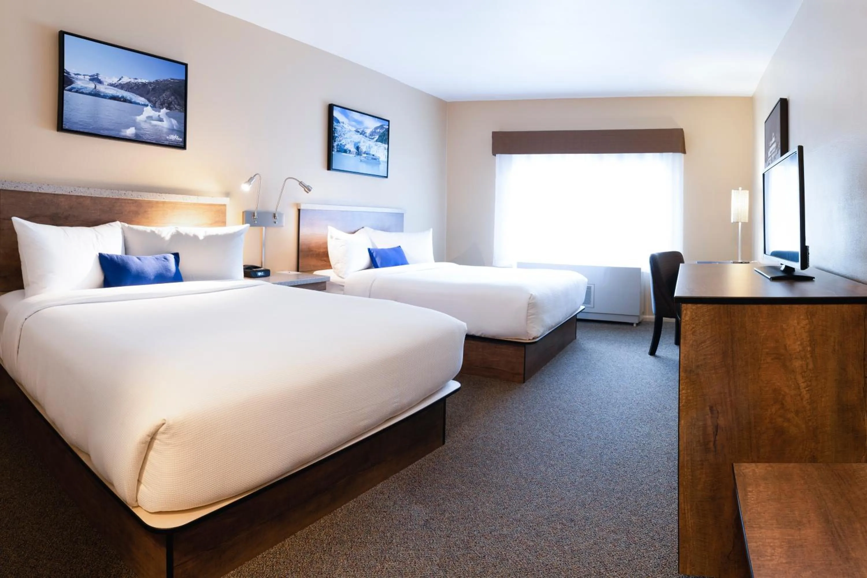 Photo of the whole room, Bed in Harbor 360 Hotel Seward