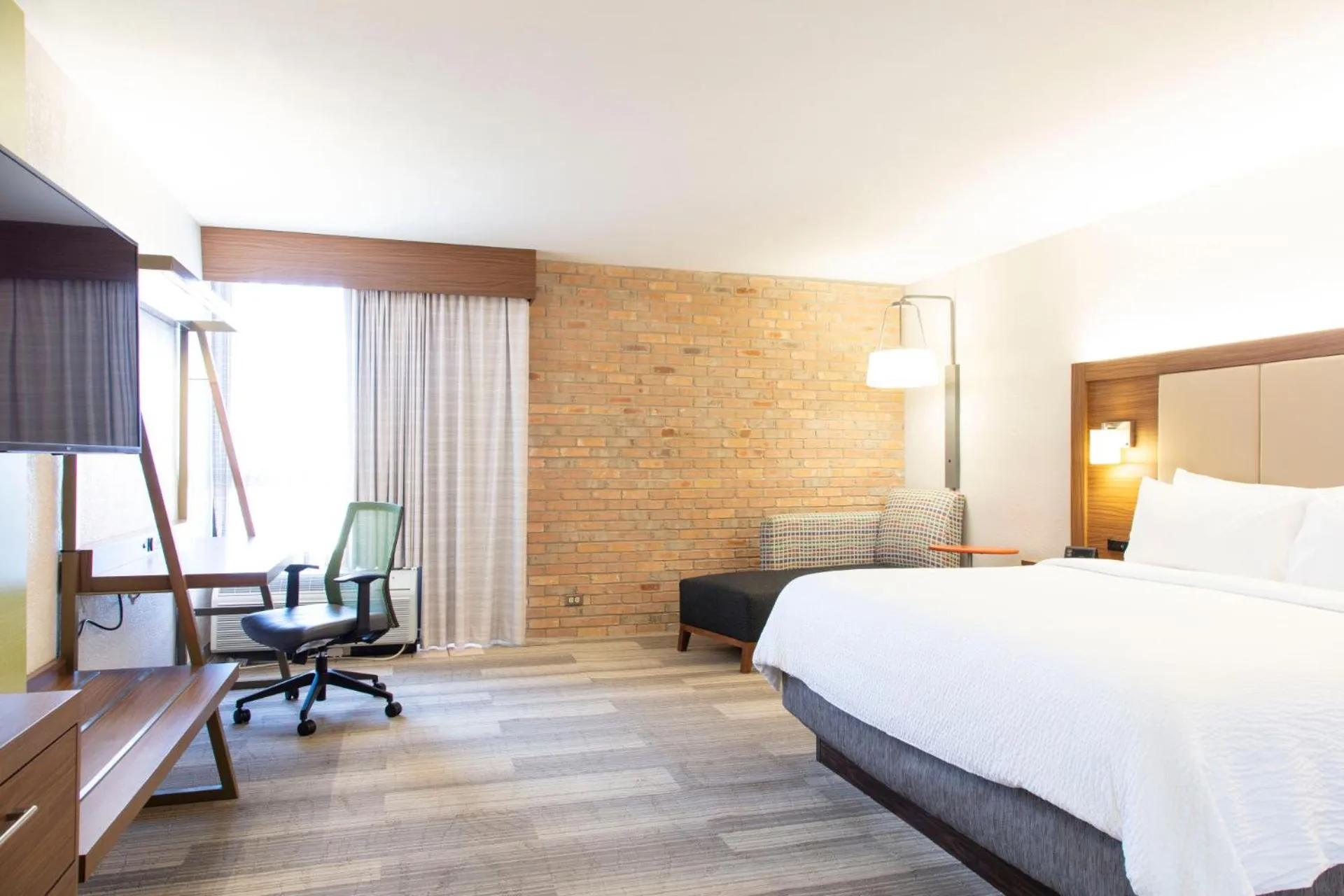 Bedroom, Bed in Holiday Inn Express - San Antonio Airport by IHG