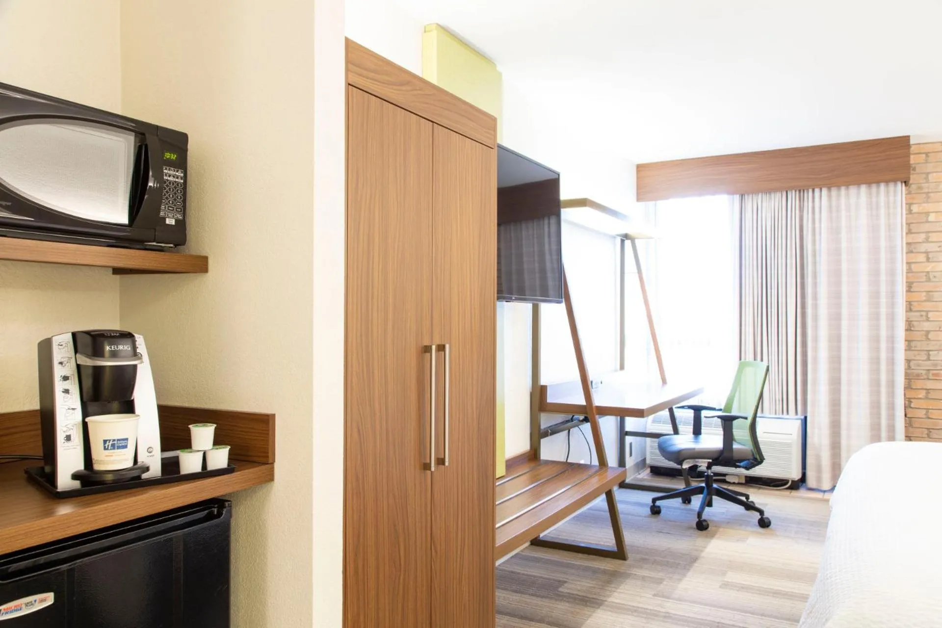 Coffee/tea facilities, Bed in Holiday Inn Express - San Antonio Airport by IHG