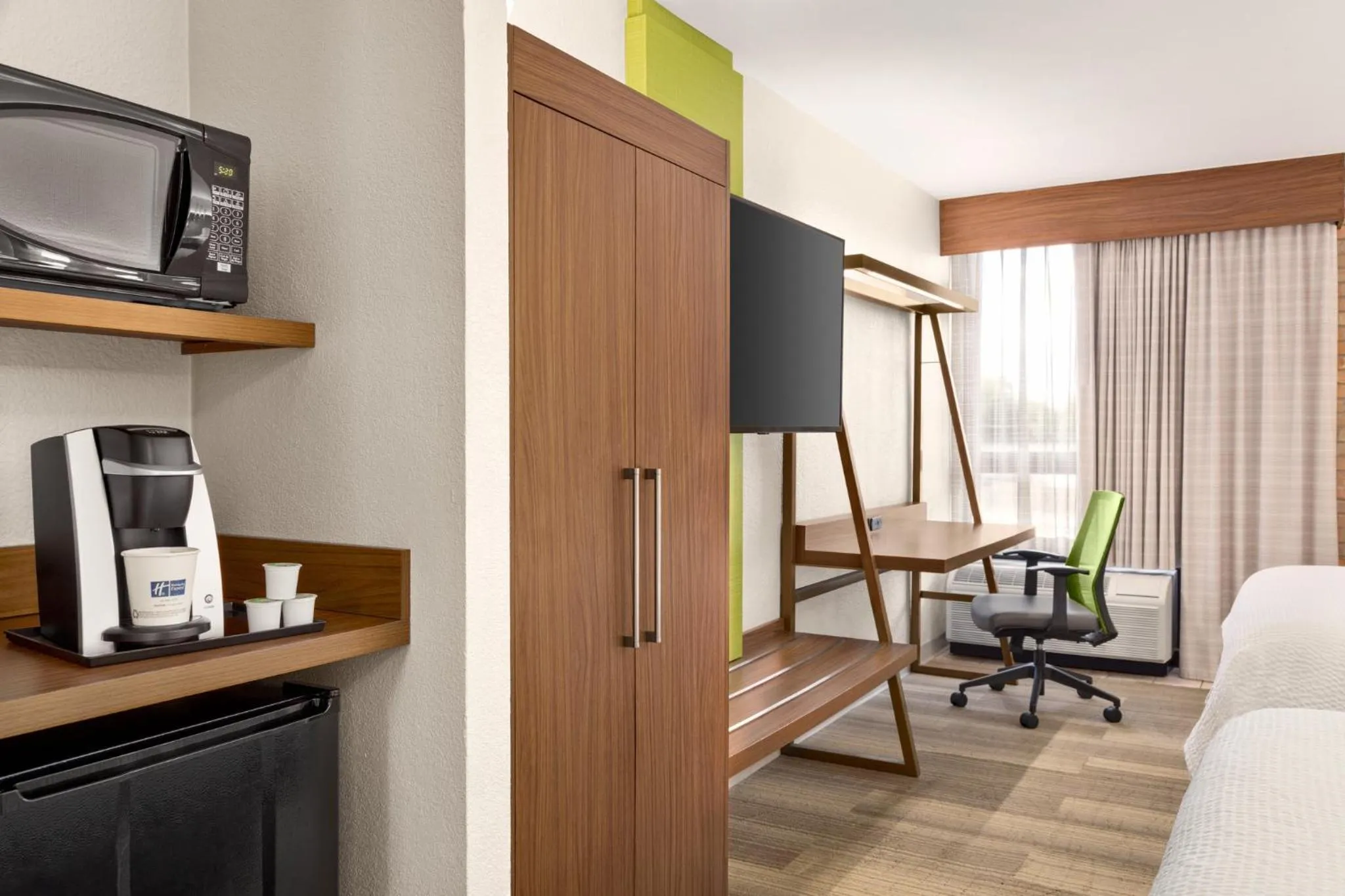 Photo of the whole room in Holiday Inn Express - San Antonio Airport by IHG