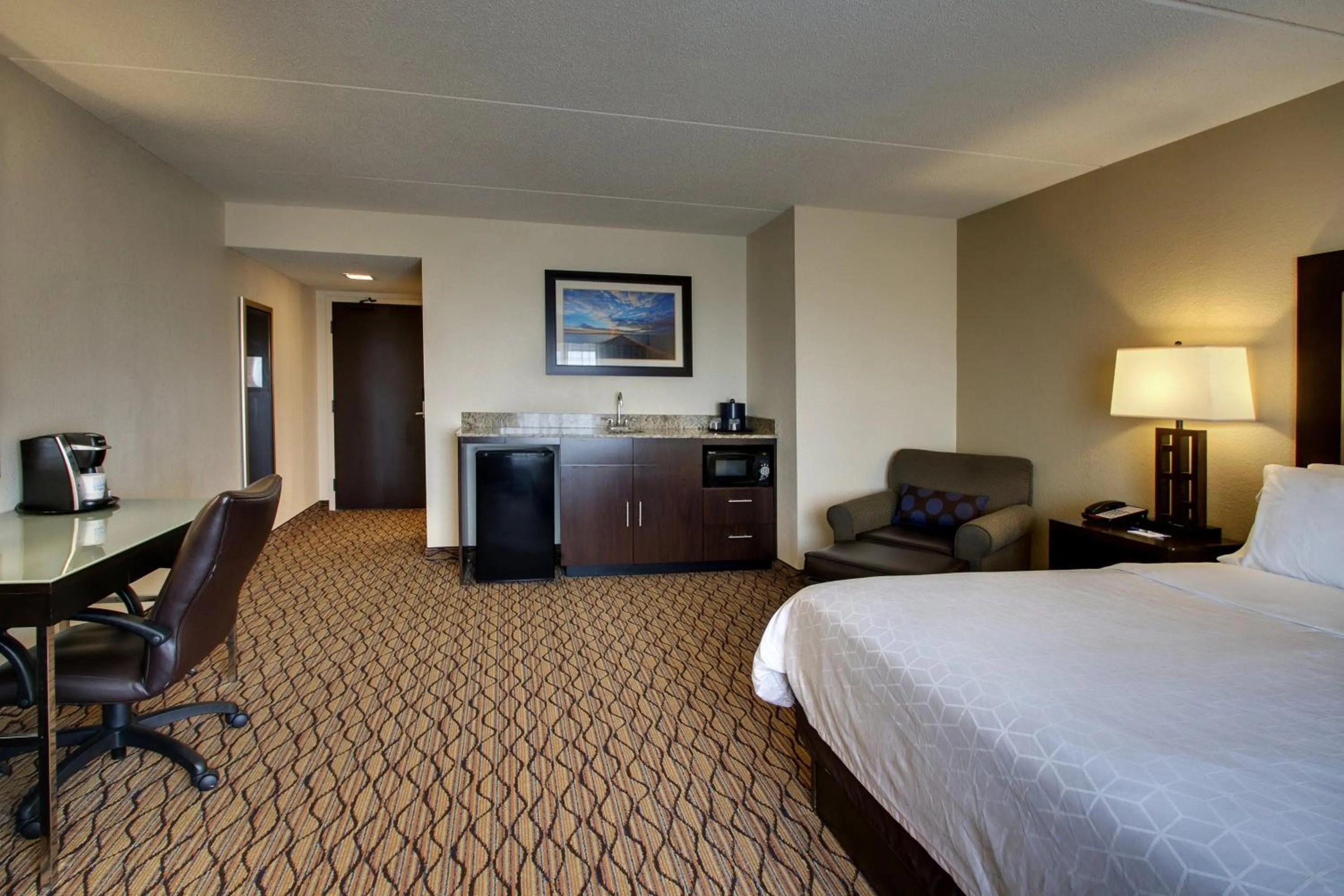 Photo of the whole room, Bed in Holiday Inn Express Baltimore BWI Airport West by IHG