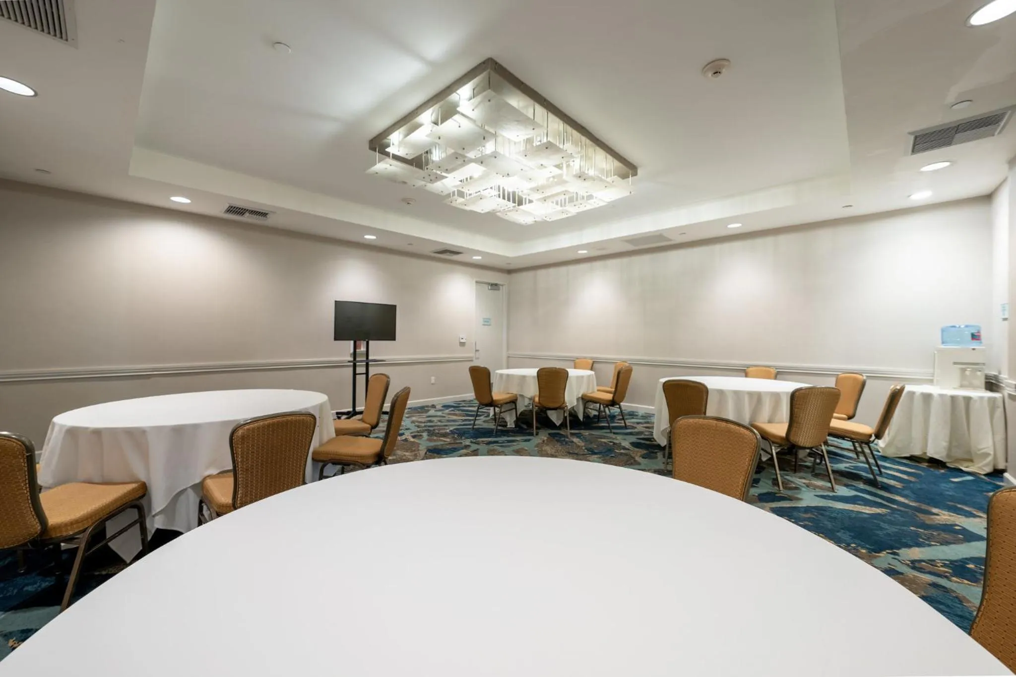 Meeting/conference room in Crowne Plaza Ventura Beach by IHG