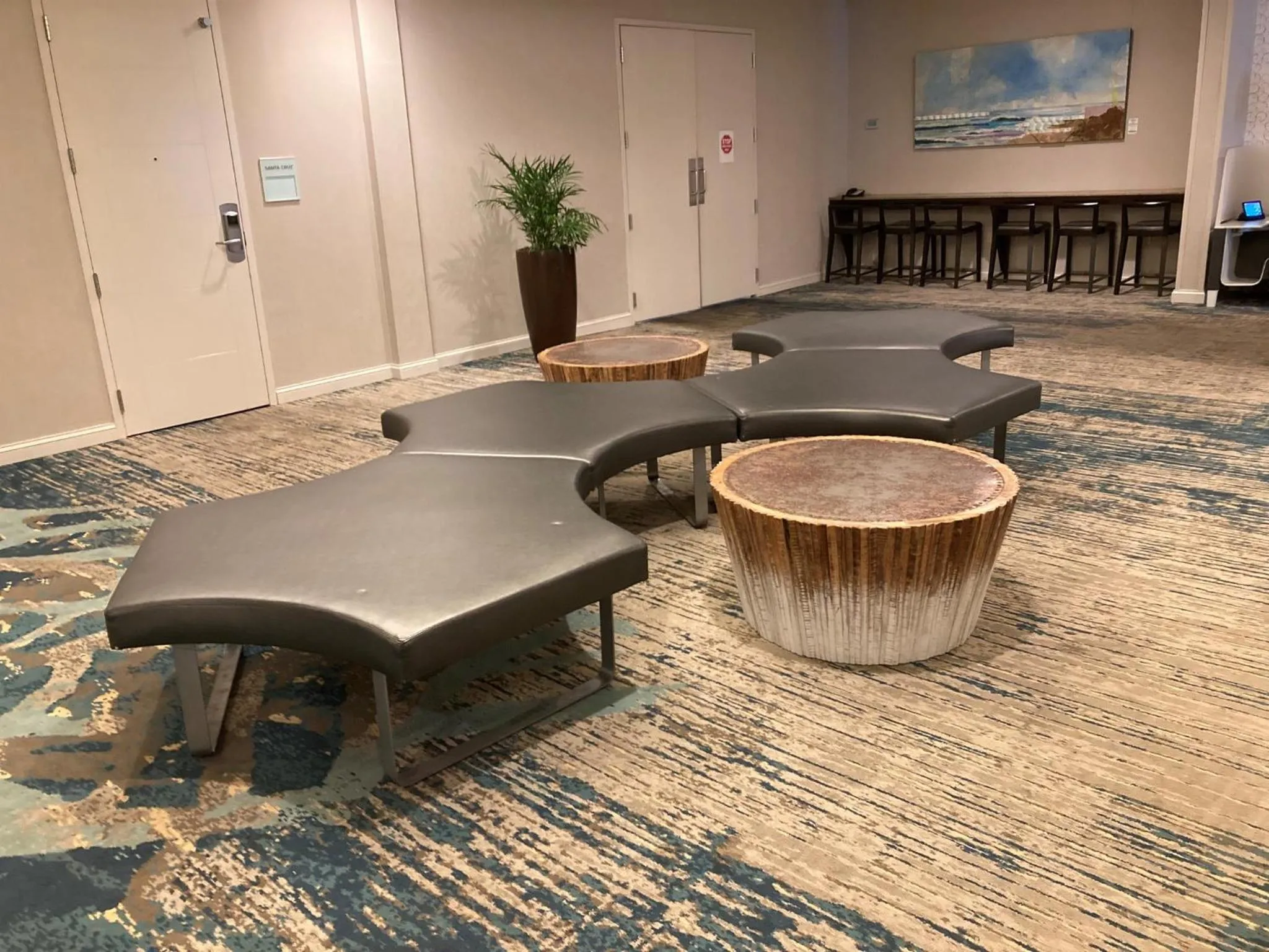 Meeting/conference room in Crowne Plaza Ventura Beach by IHG