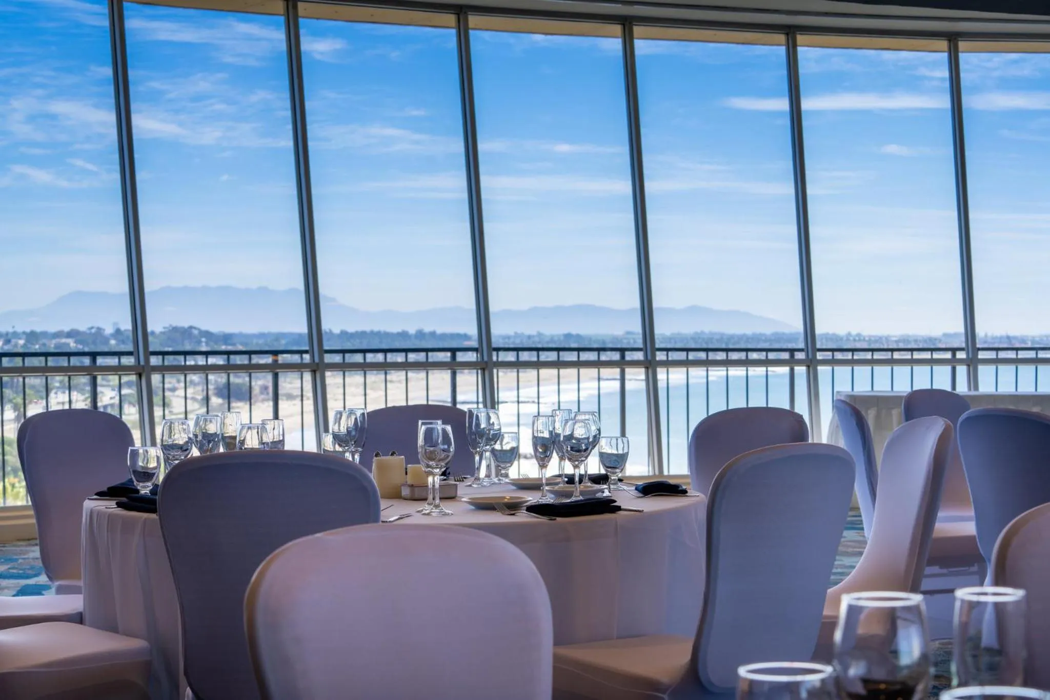 Meeting/conference room in Crowne Plaza Ventura Beach by IHG