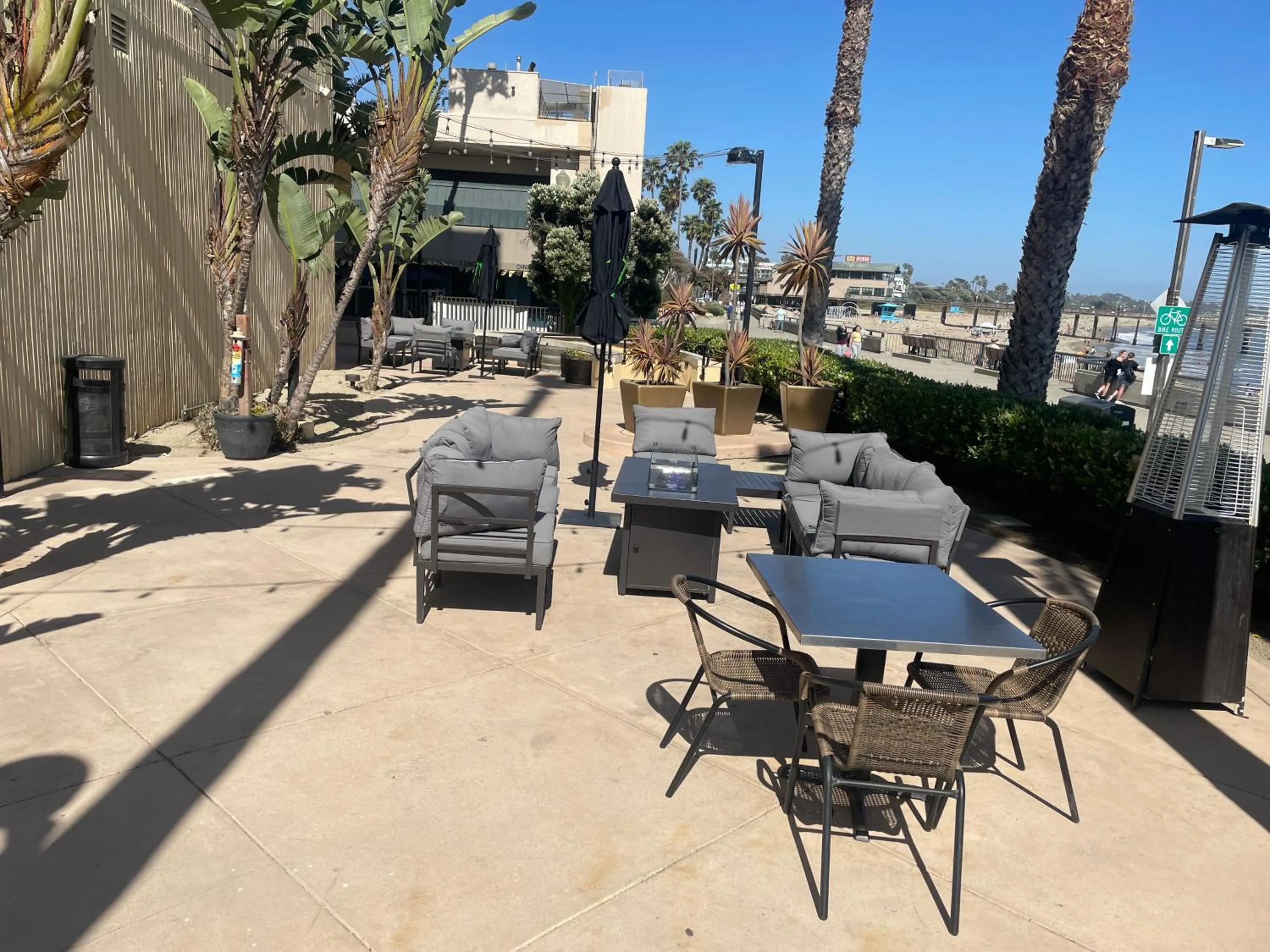 Lounge or bar in Crowne Plaza Ventura Beach by IHG