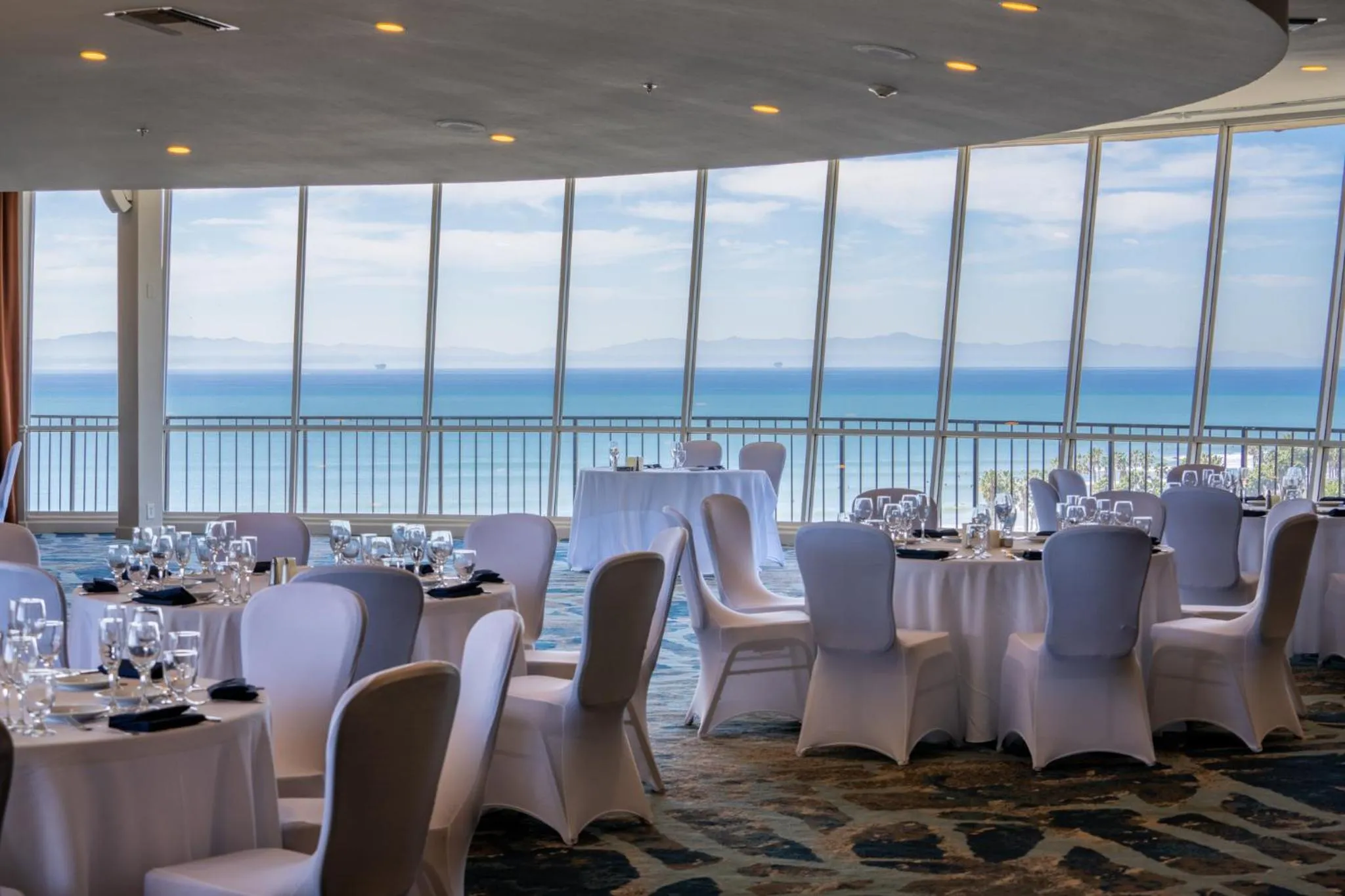 Meeting/conference room in Crowne Plaza Ventura Beach by IHG