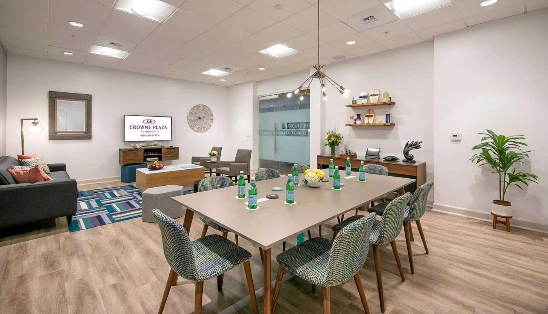 Meeting/conference room in Crowne Plaza Ventura Beach by IHG