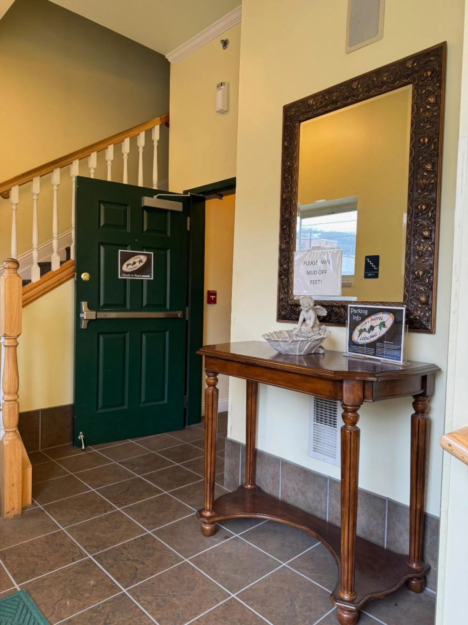 The City Hotel Bar & Grill