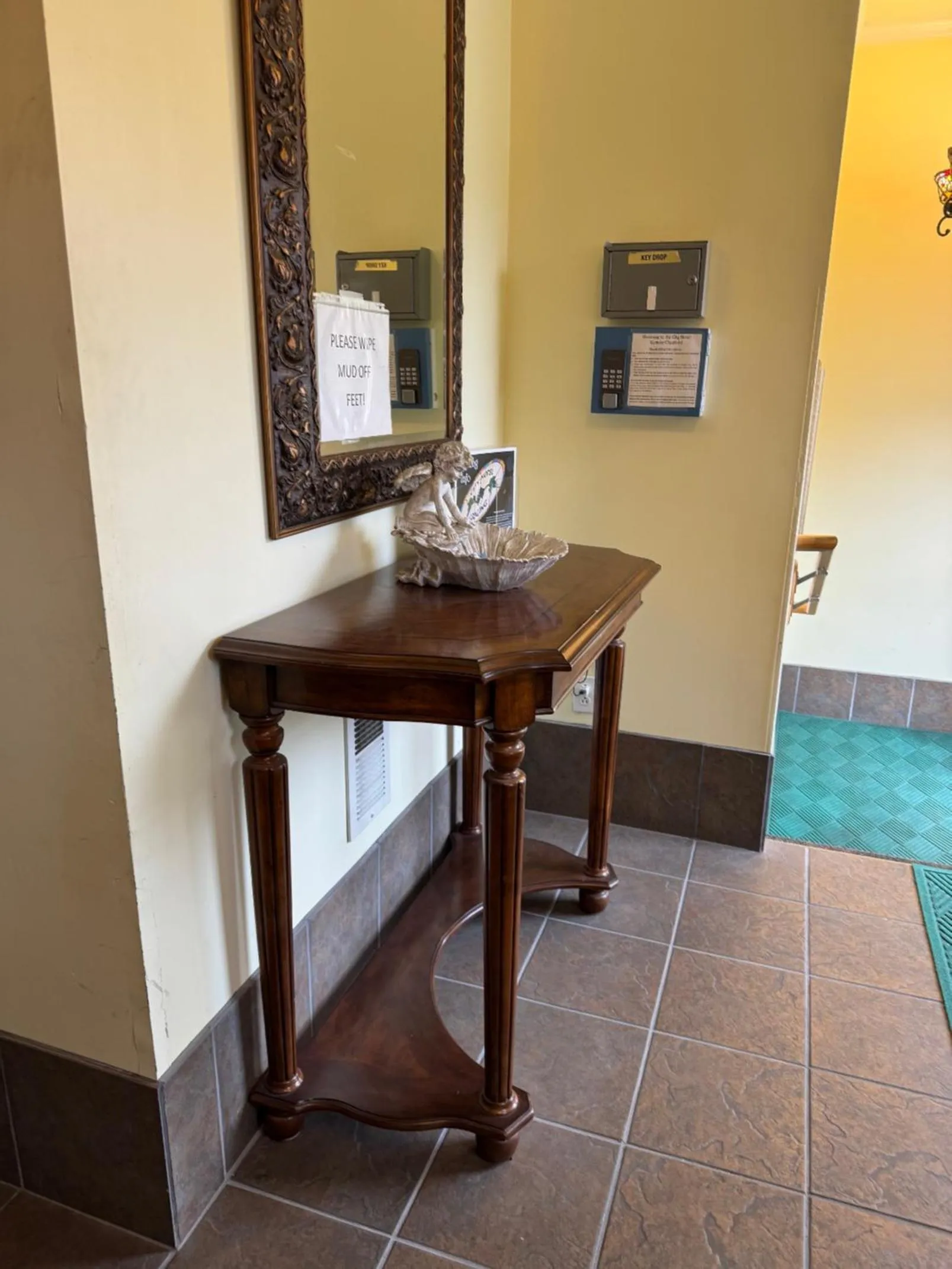 The City Hotel Bar & Grill