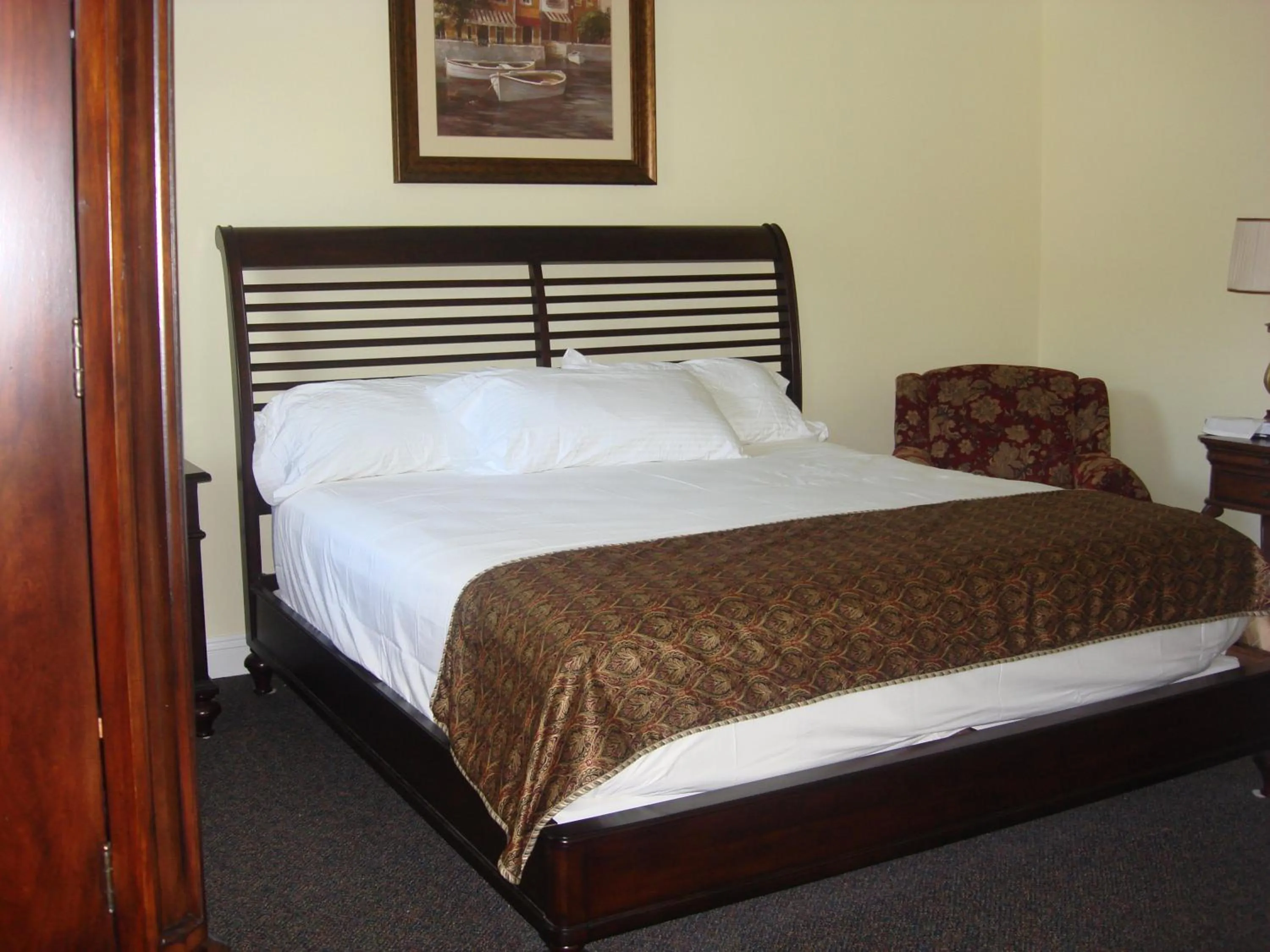 Bed in The City Hotel Bar & Grill