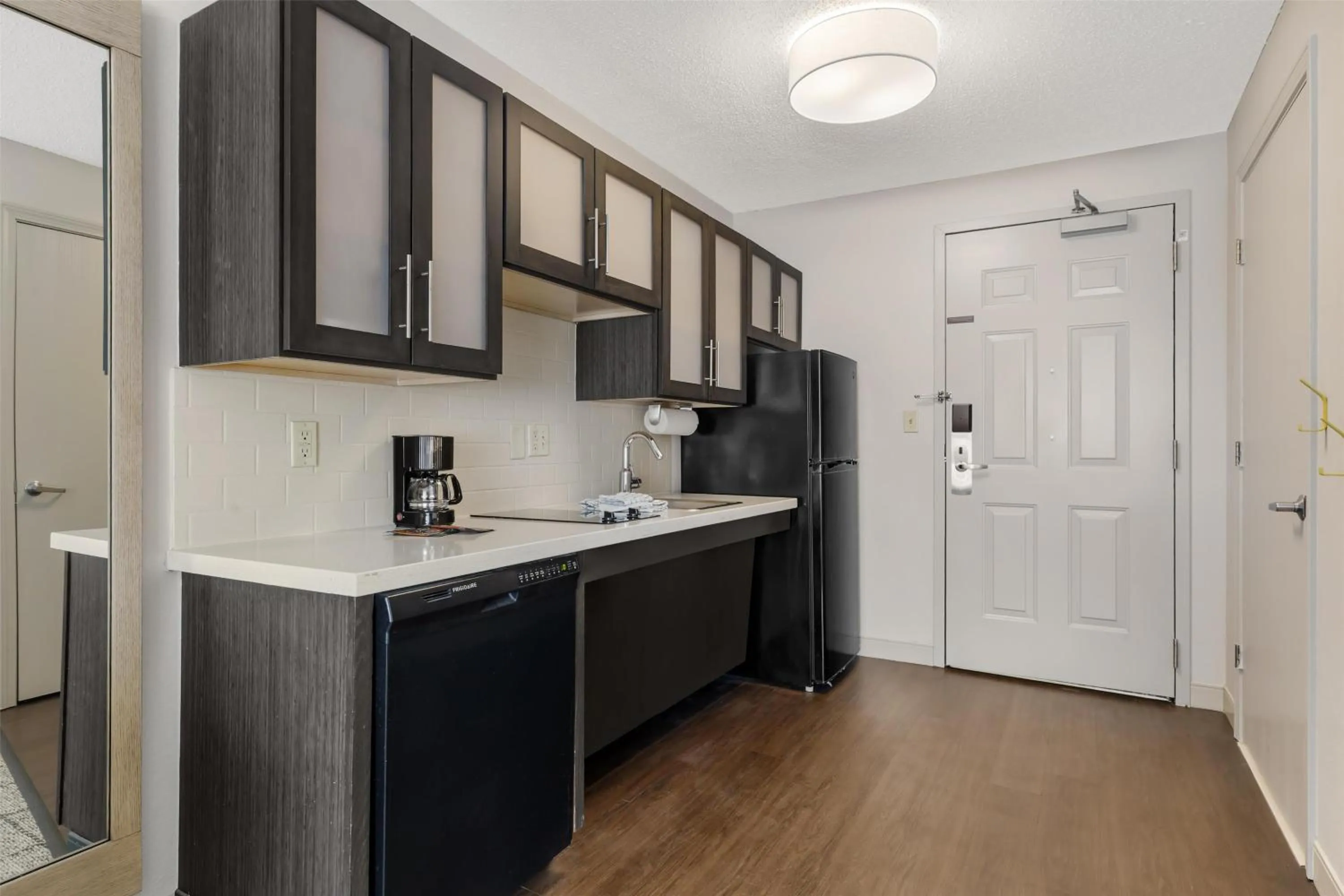 Kitchen or kitchenette in Sonesta Simply Suites Boston Burlington