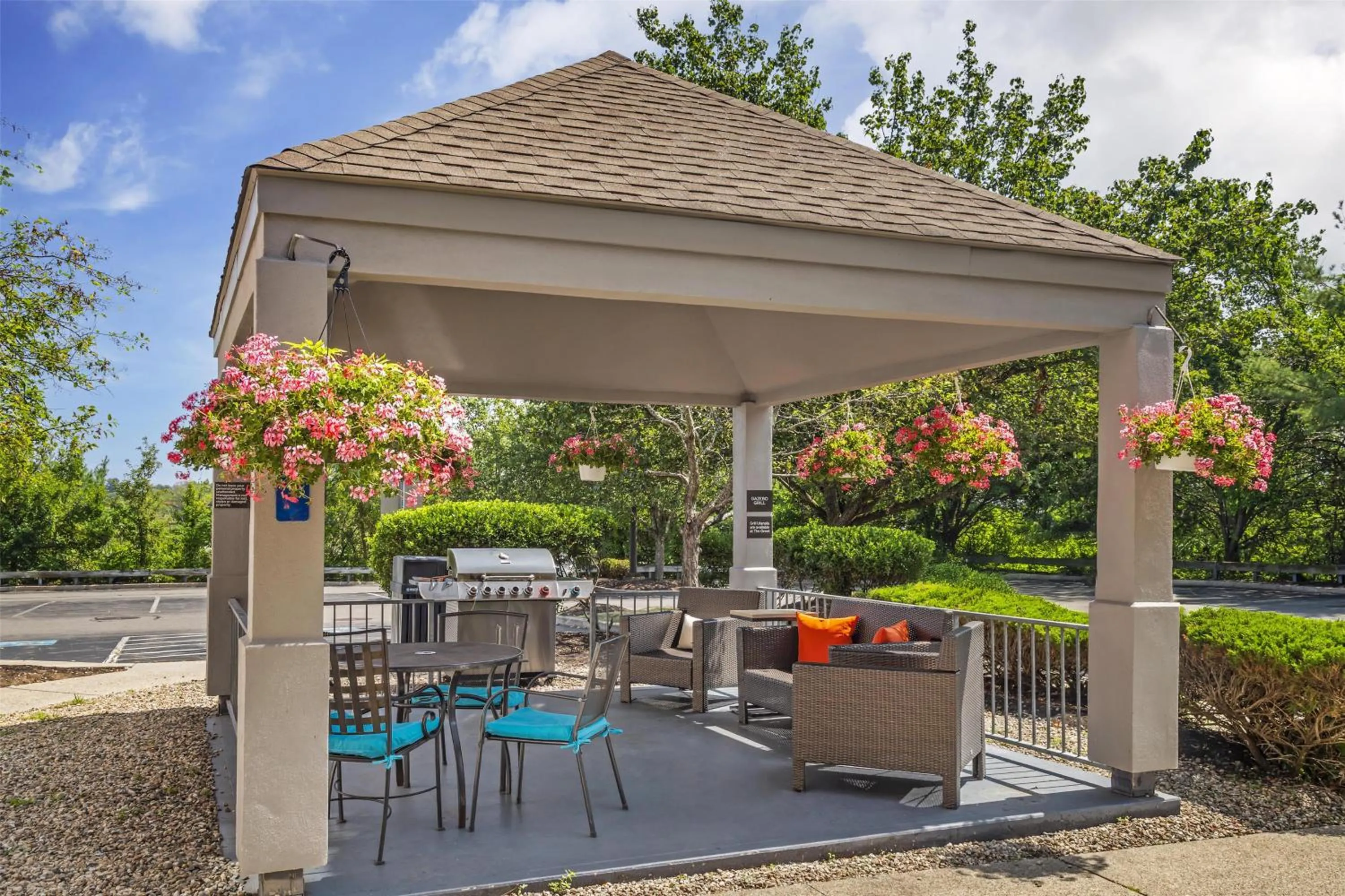 Property building in Sonesta Simply Suites Boston Burlington