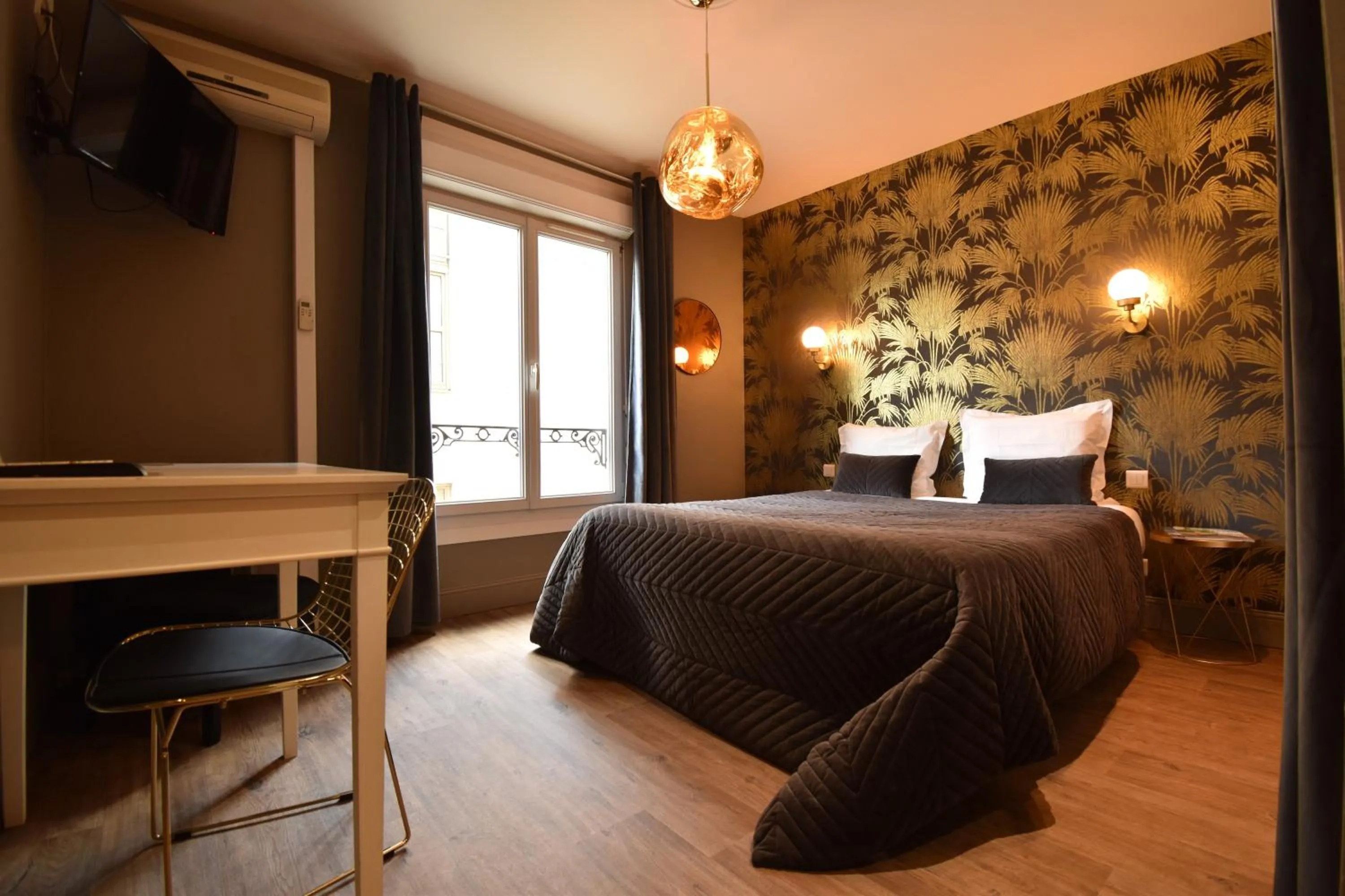 Photo of the whole room, Bed in Hôtel Azur Reims Centre