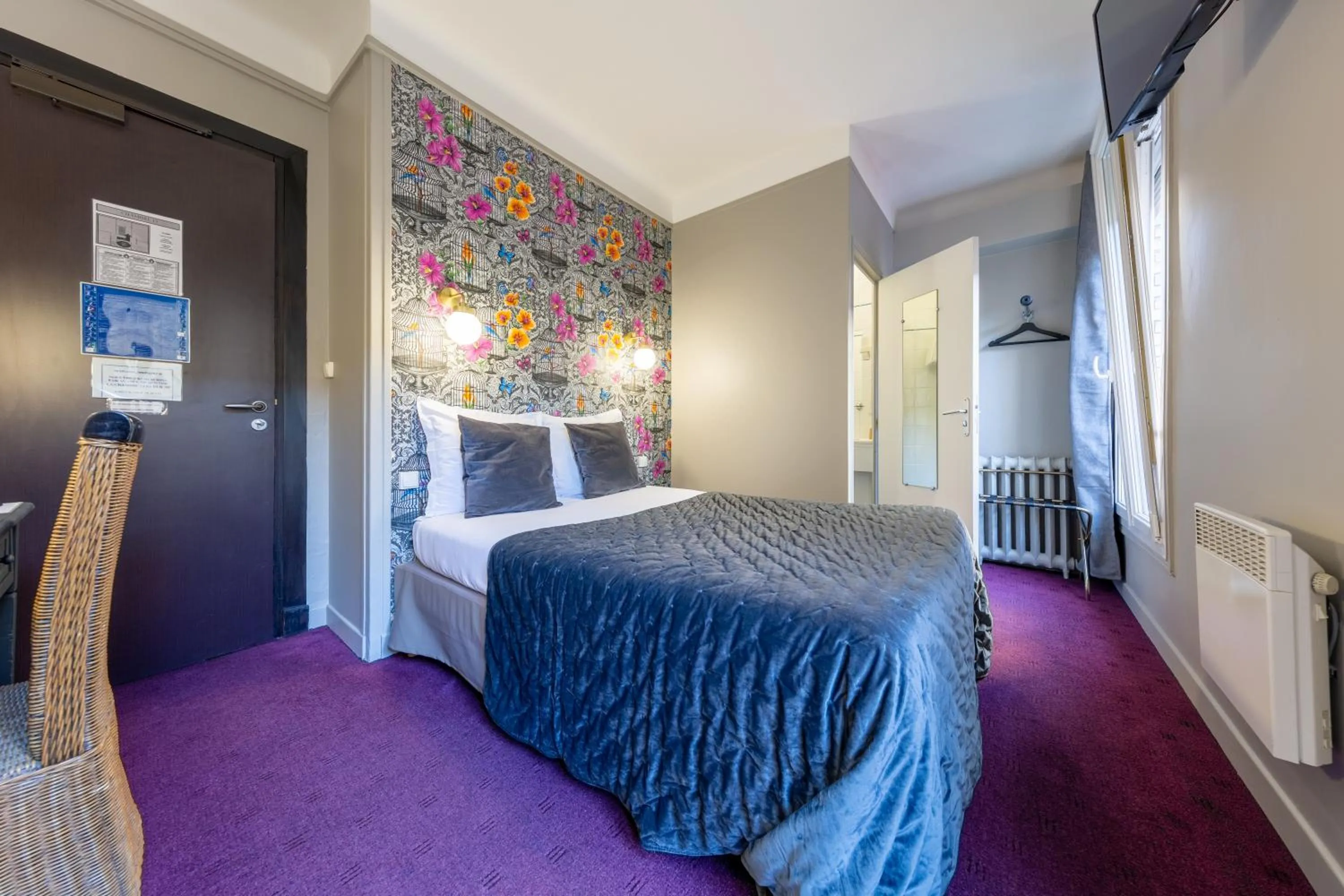 Photo of the whole room, Bed in Hôtel Azur Reims Centre