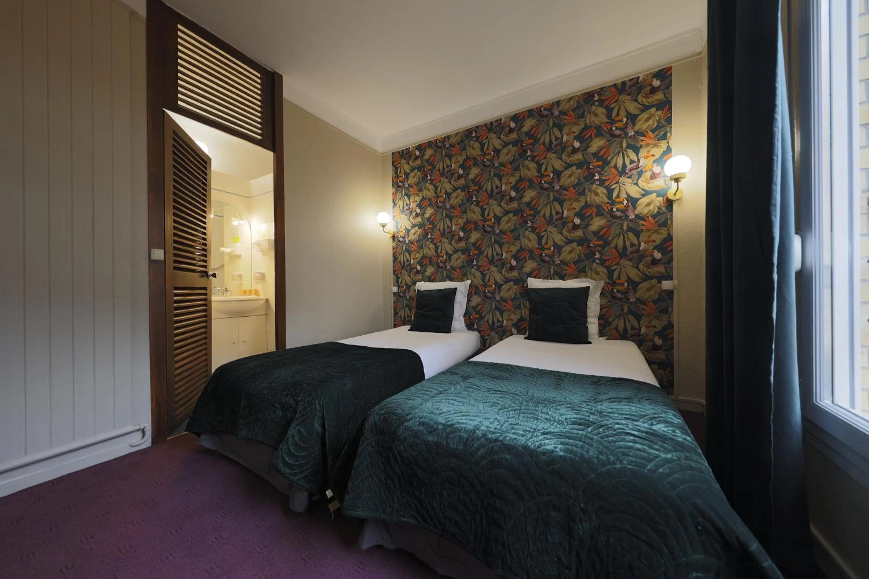 Bed in Hôtel Azur Reims Centre