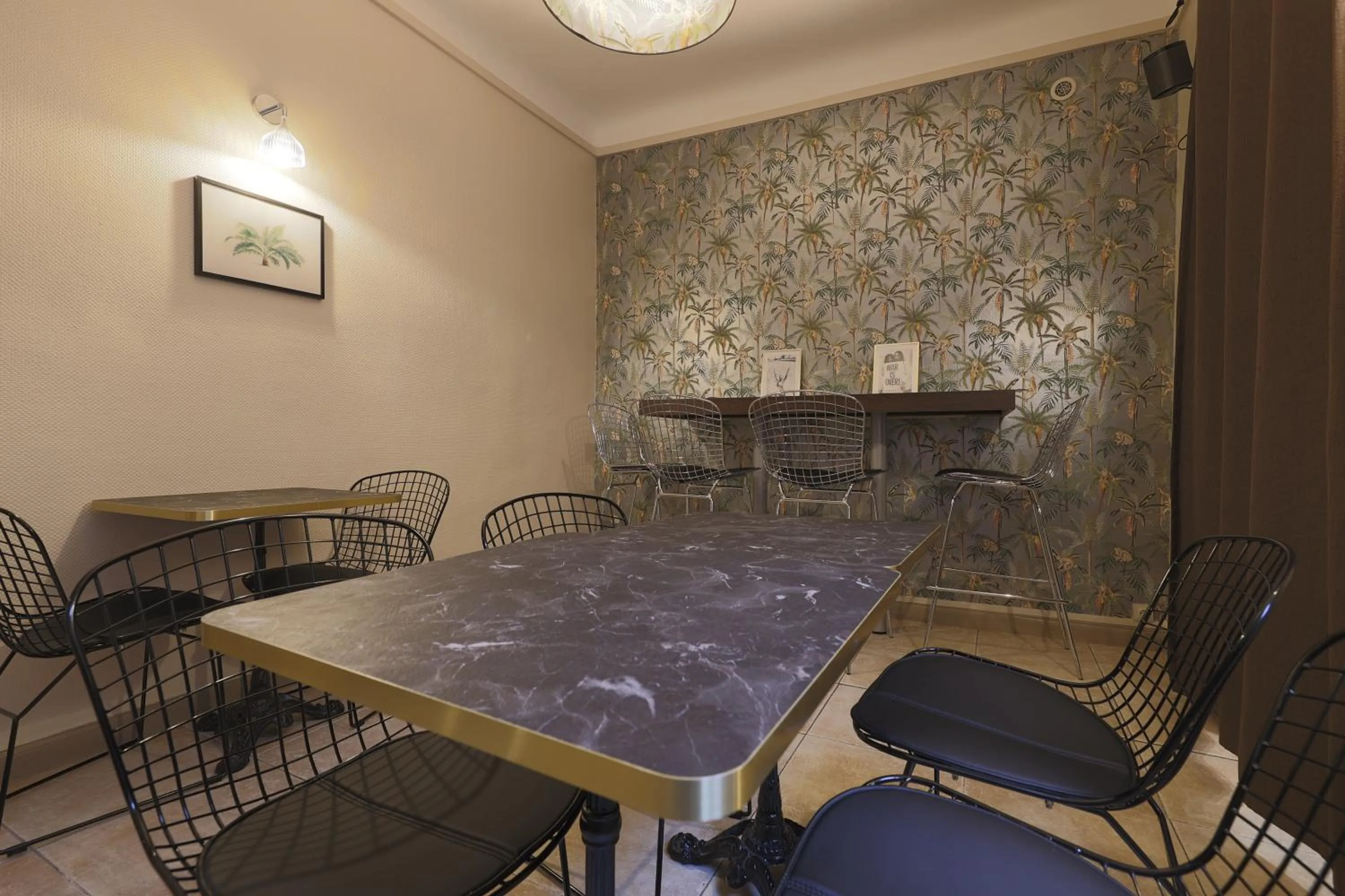 Lounge or bar in Hôtel Azur Reims Centre