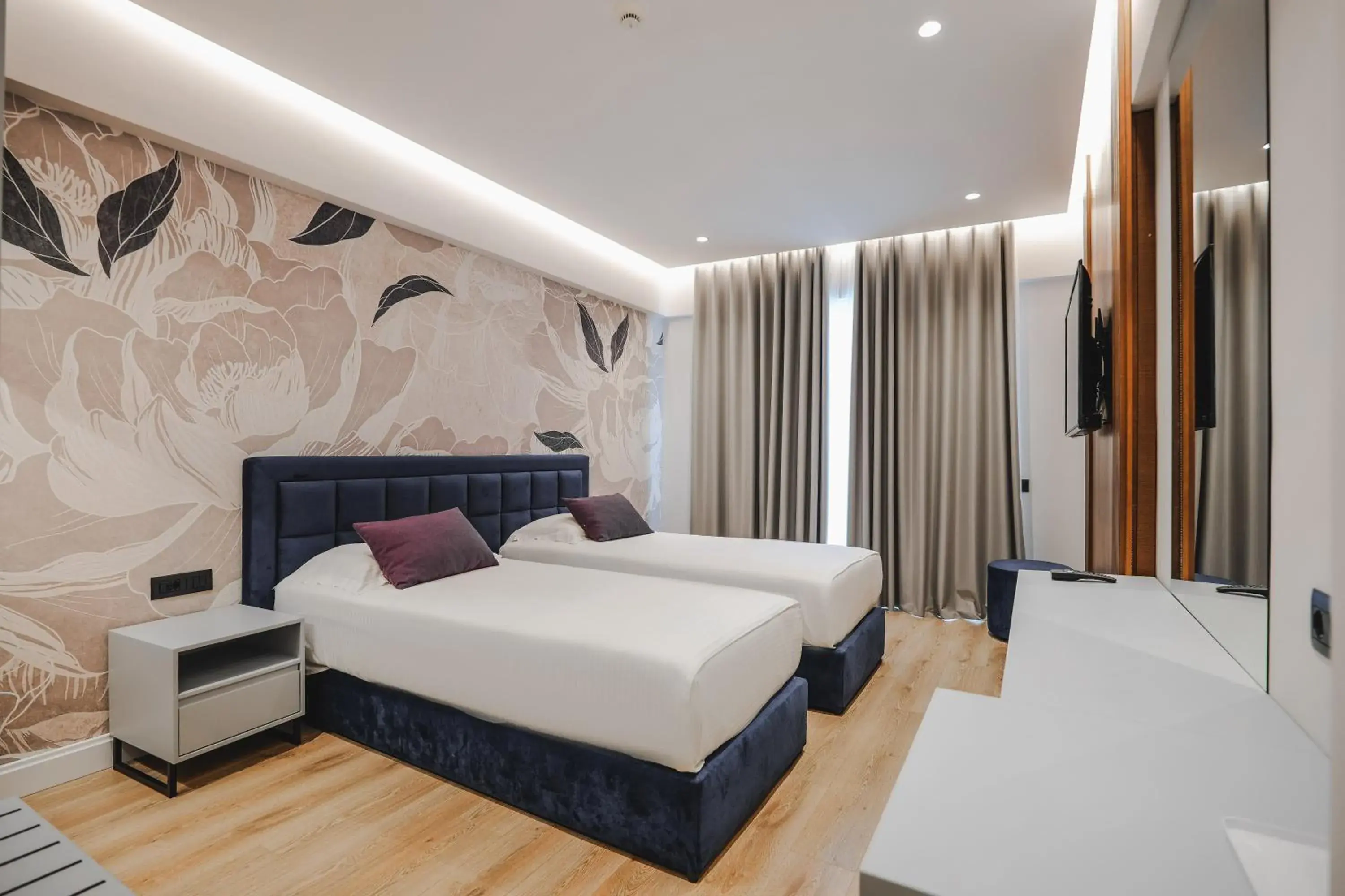 Deluxe Twin Room with Sea View in Hotel Oasis Deluxe Twin Room with Sea View in Hotel Oasis