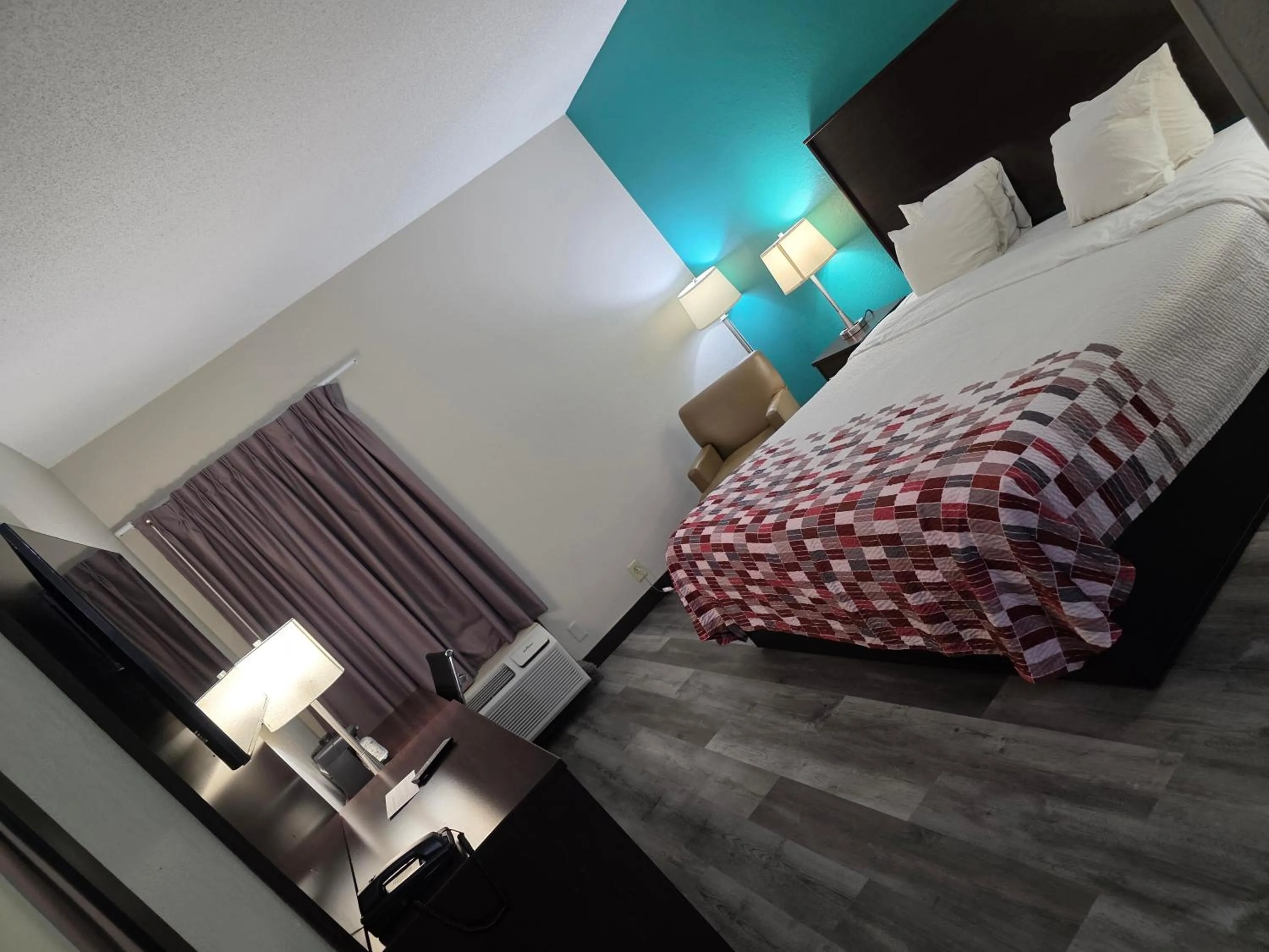 Bed in Sonesta Essential Ames