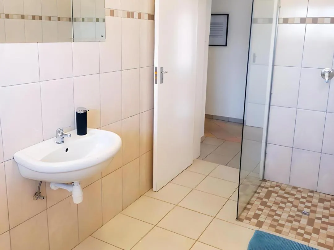 Bathroom in Kate's Nest Guesthouse & Backpackers