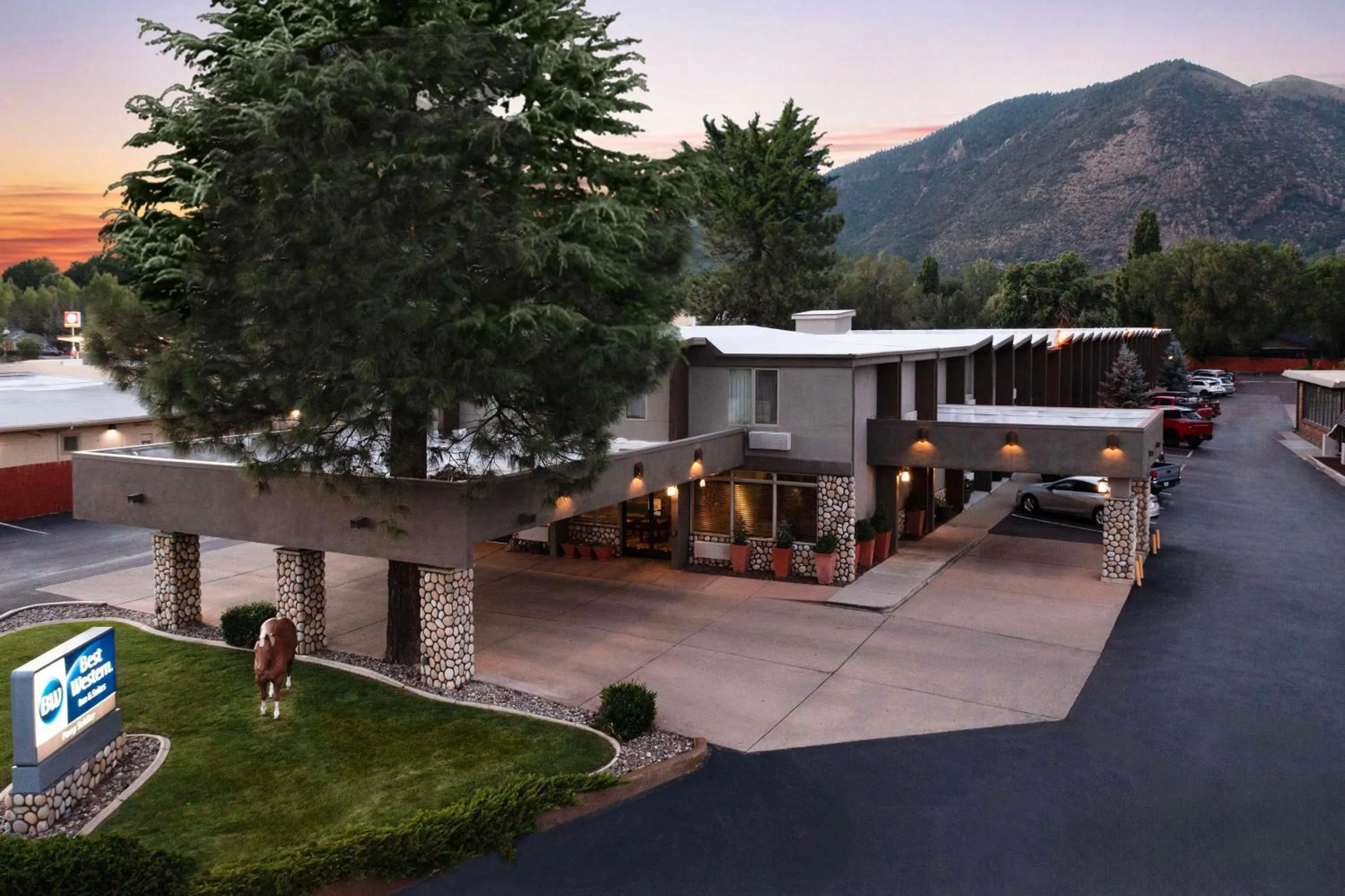 Property building in Best Western Pony Soldier Inn & Suites