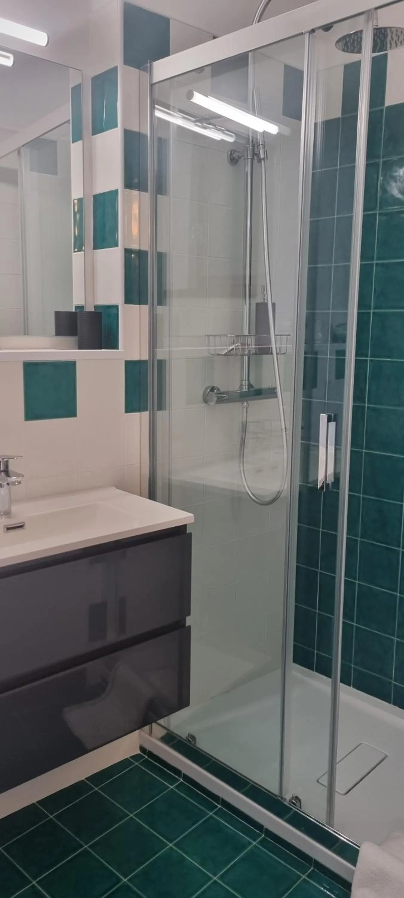 Shower in Green Rose