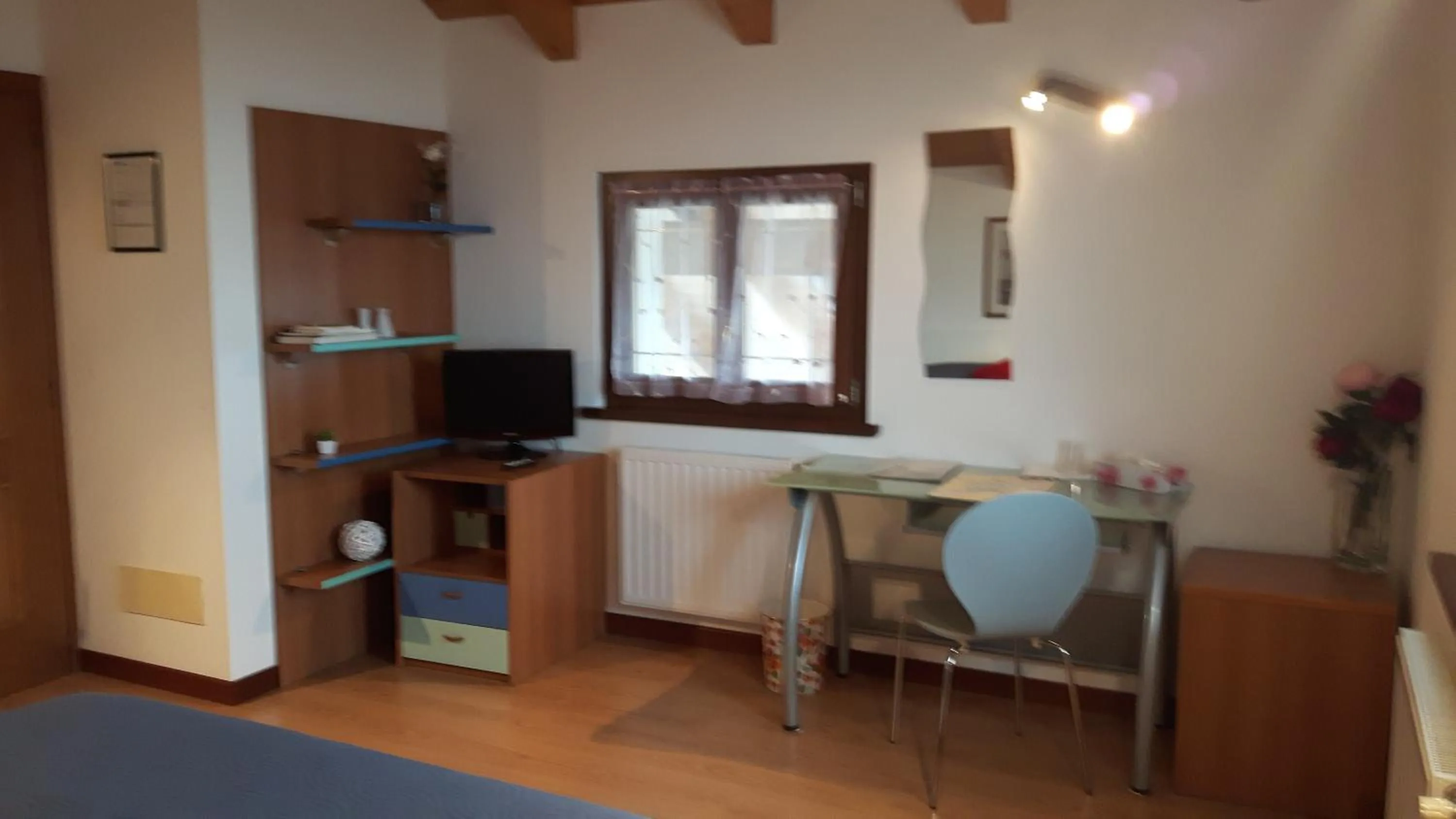 Photo of the whole room in Green Rose