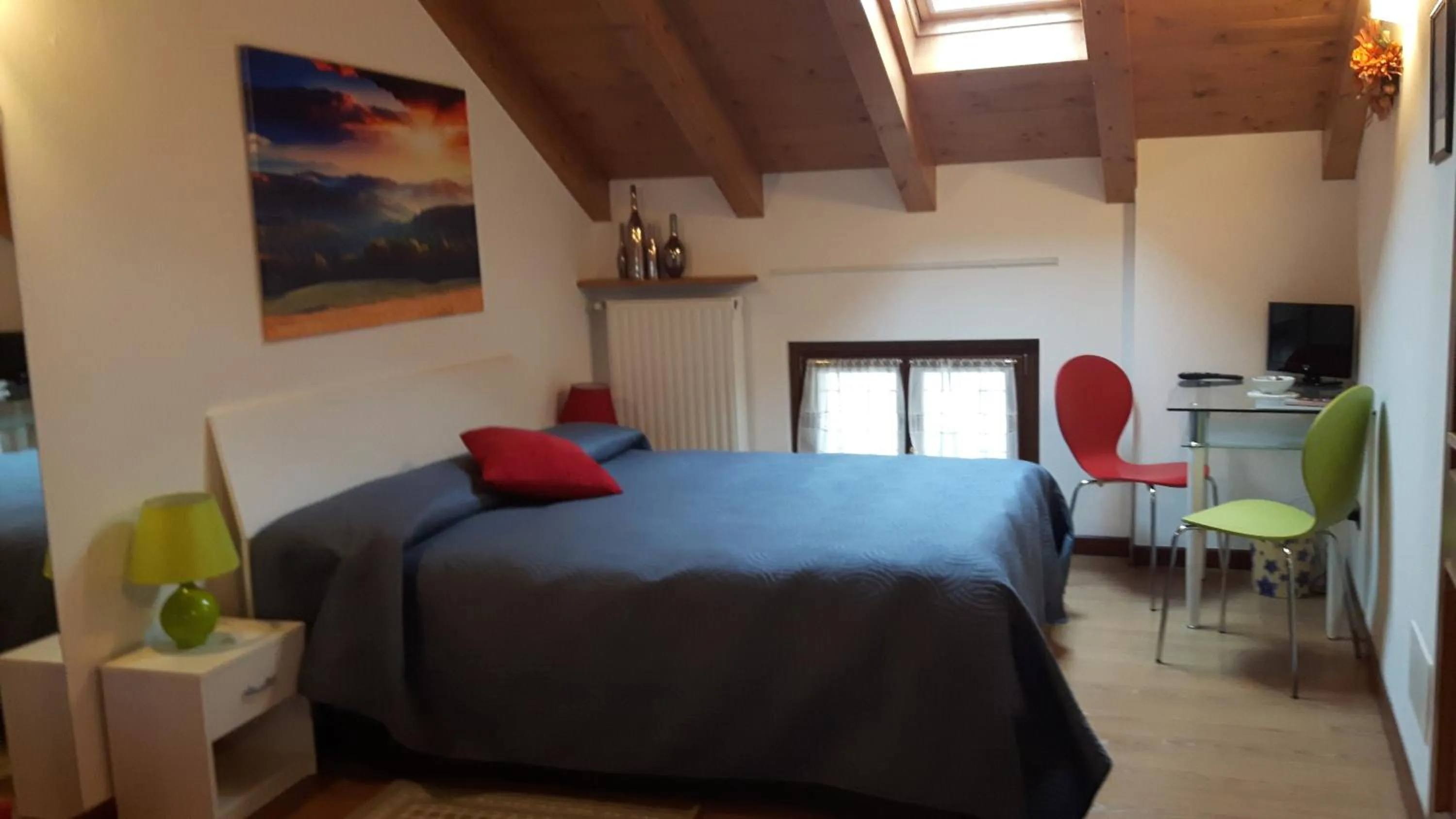 Photo of the whole room in Green Rose