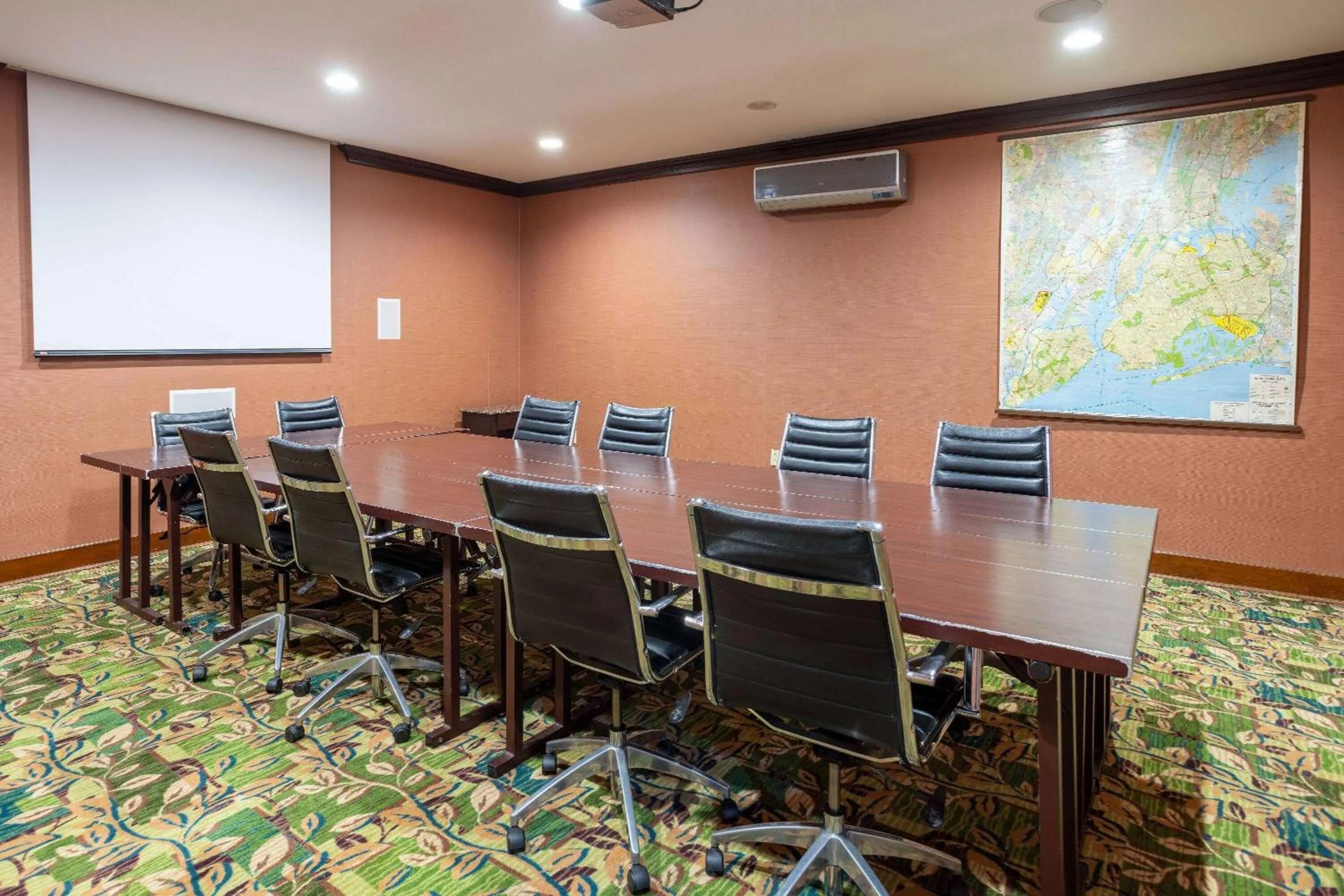 Meeting/conference room in Days Hotel by Wyndham North Bergen