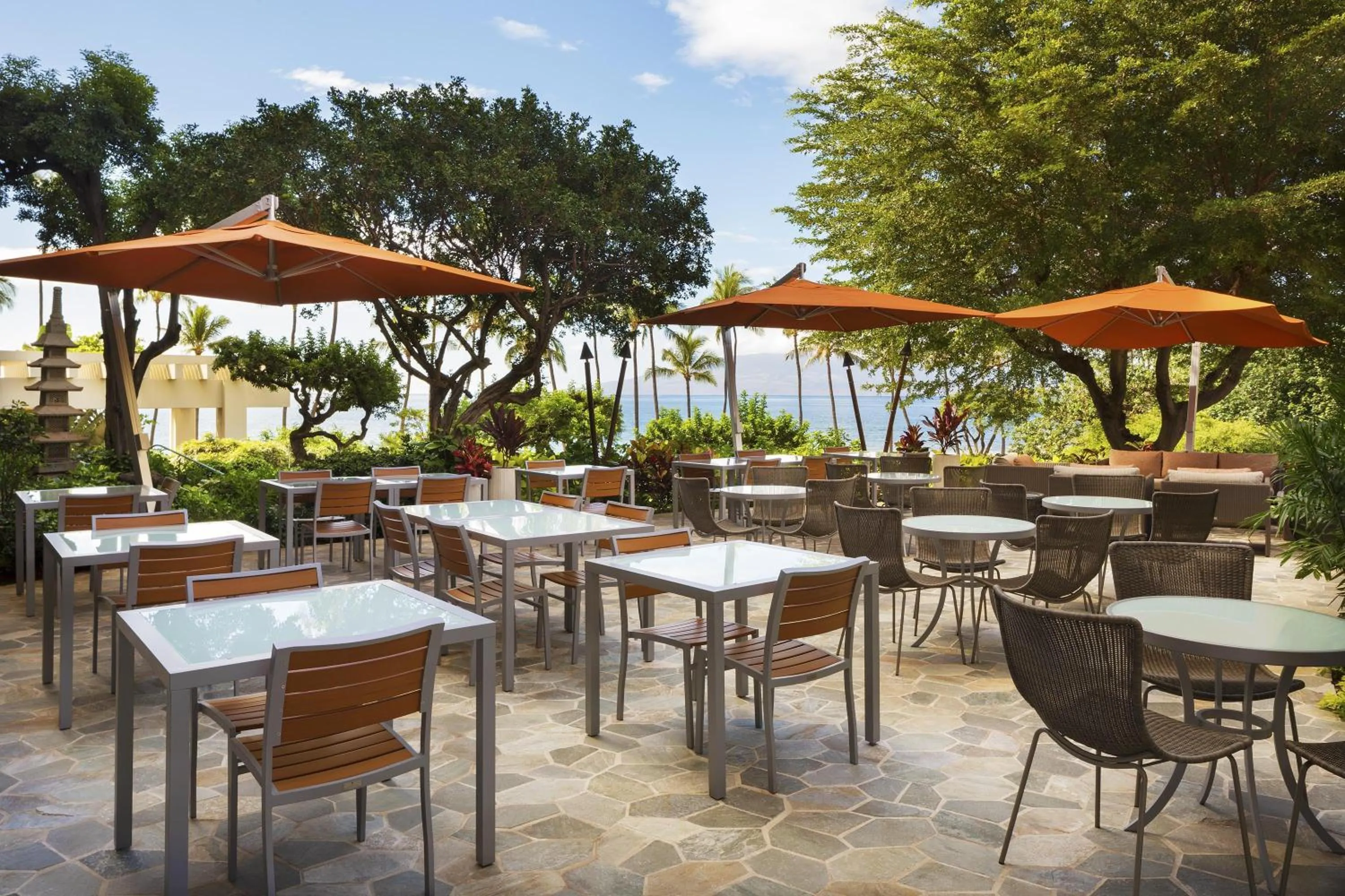 Lounge or bar in Hyatt Regency Maui Resort & Spa