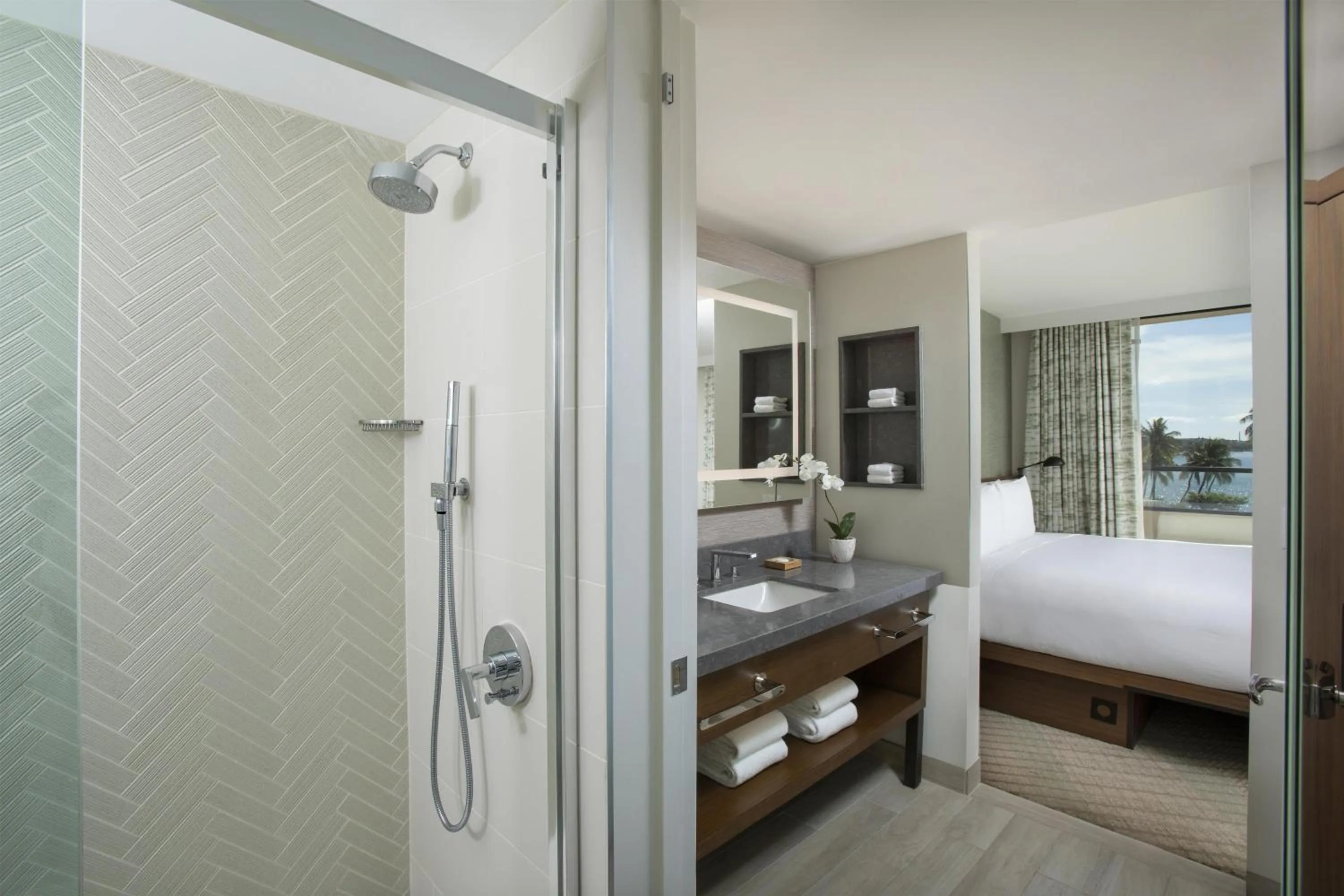 Bathroom, Bed in Hyatt Regency Maui Resort & Spa