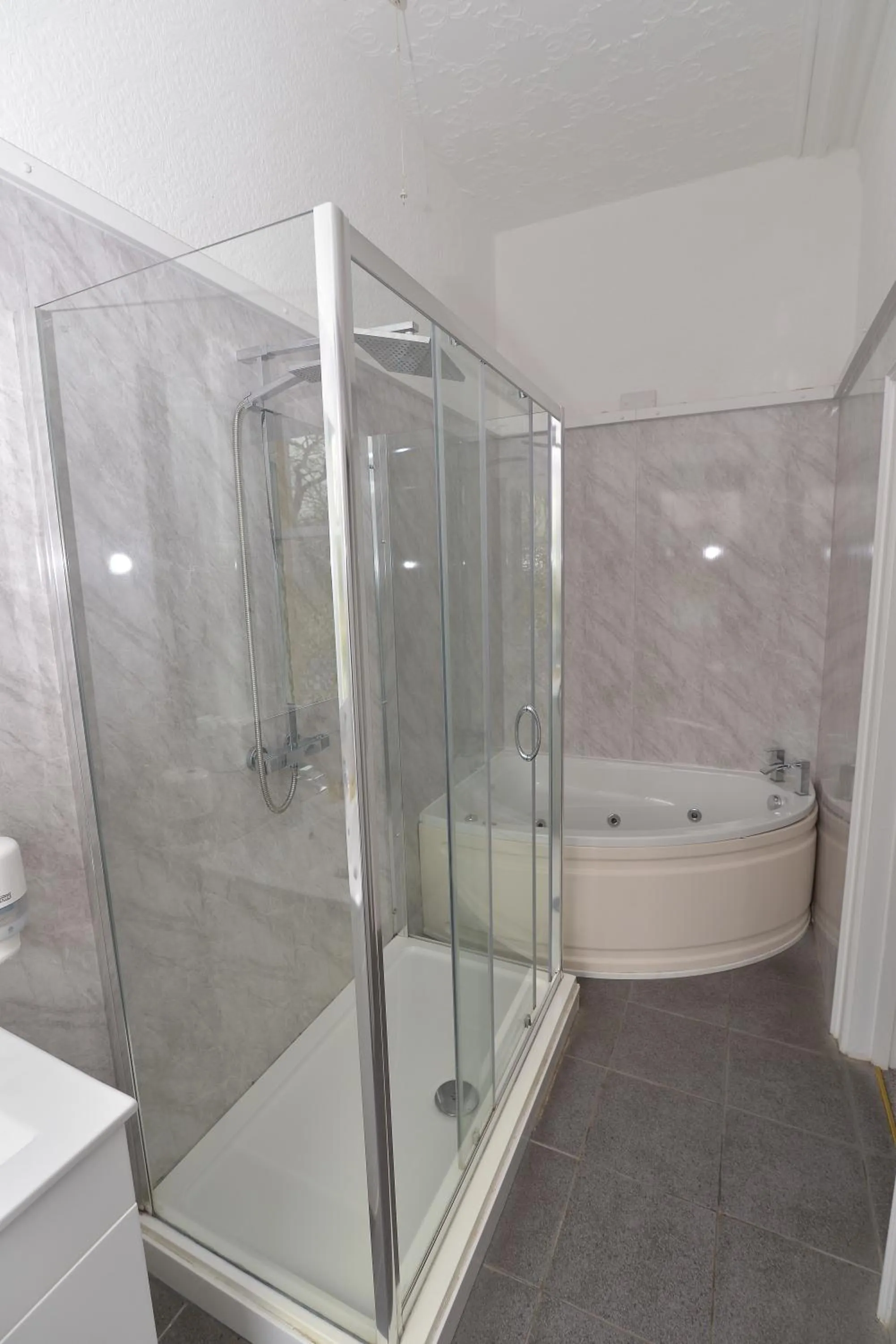 Shower in Steeton Hall Hotel & Restaurant