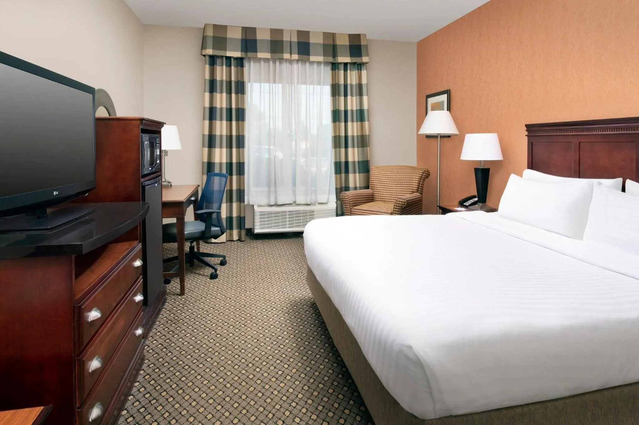 Photo of the whole room, Bed in Holiday Inn Express & Suites by IHG Chambersburg by IHG