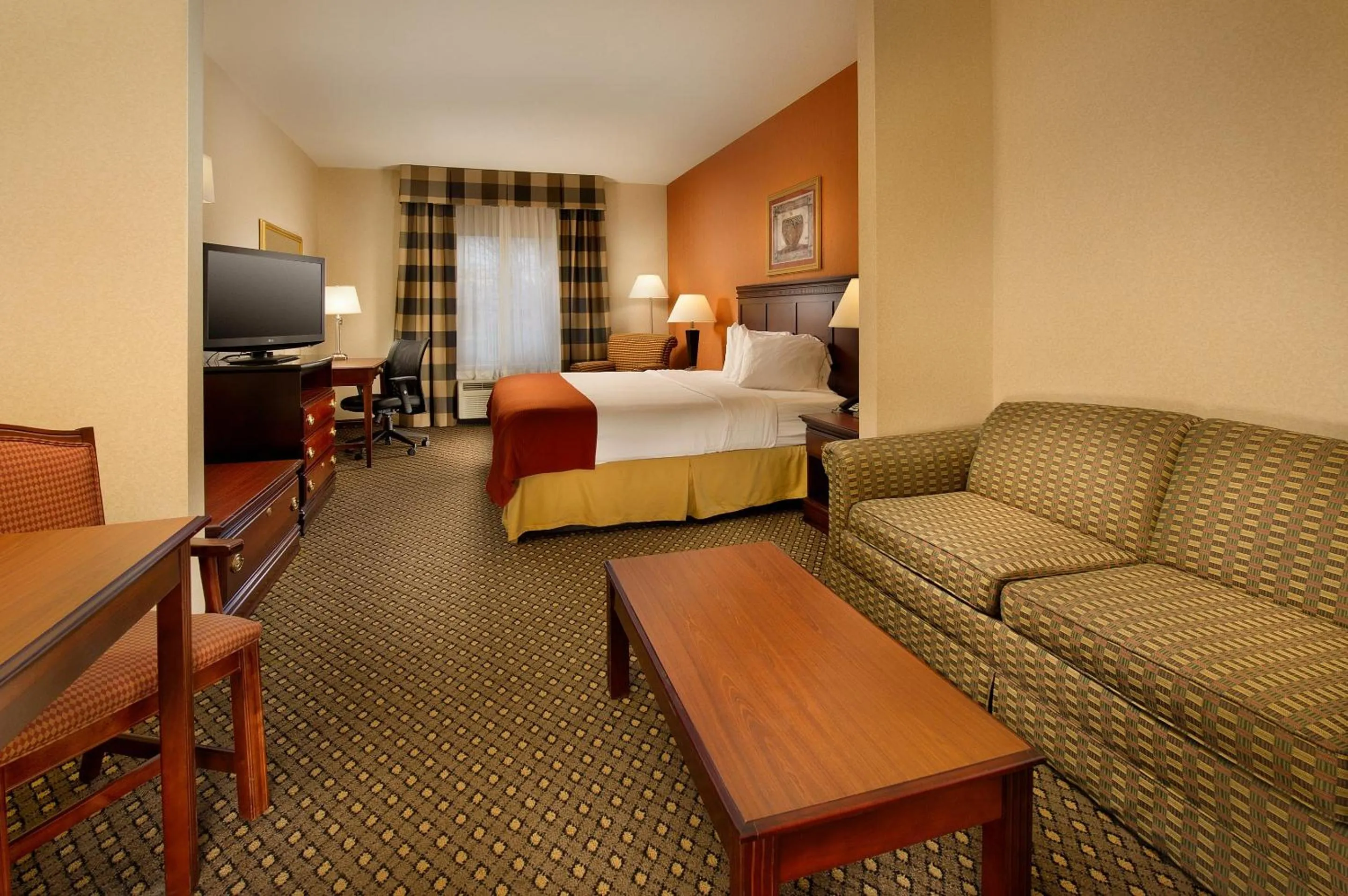 Photo of the whole room, Bed in Holiday Inn Express & Suites by IHG Chambersburg by IHG