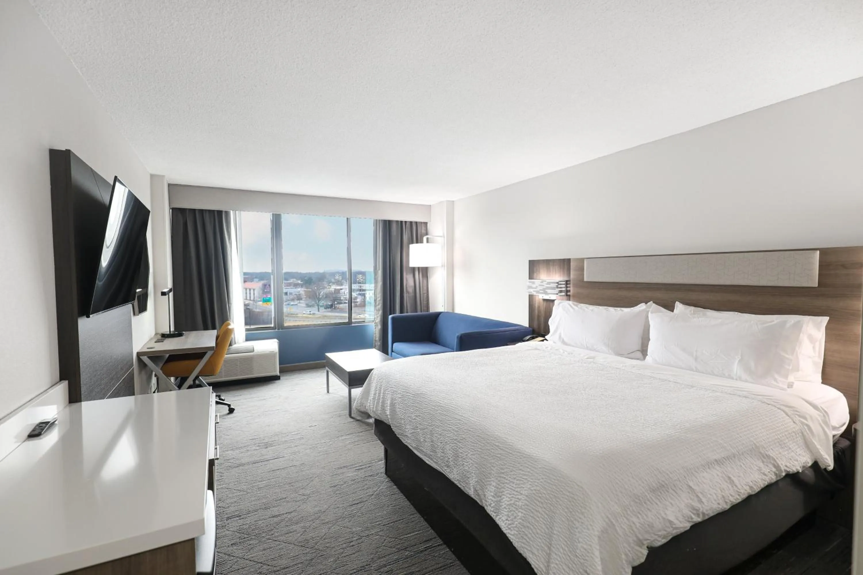 Photo of the whole room, Bed in Holiday Inn Express Washington DC SW - Springfield by IHG