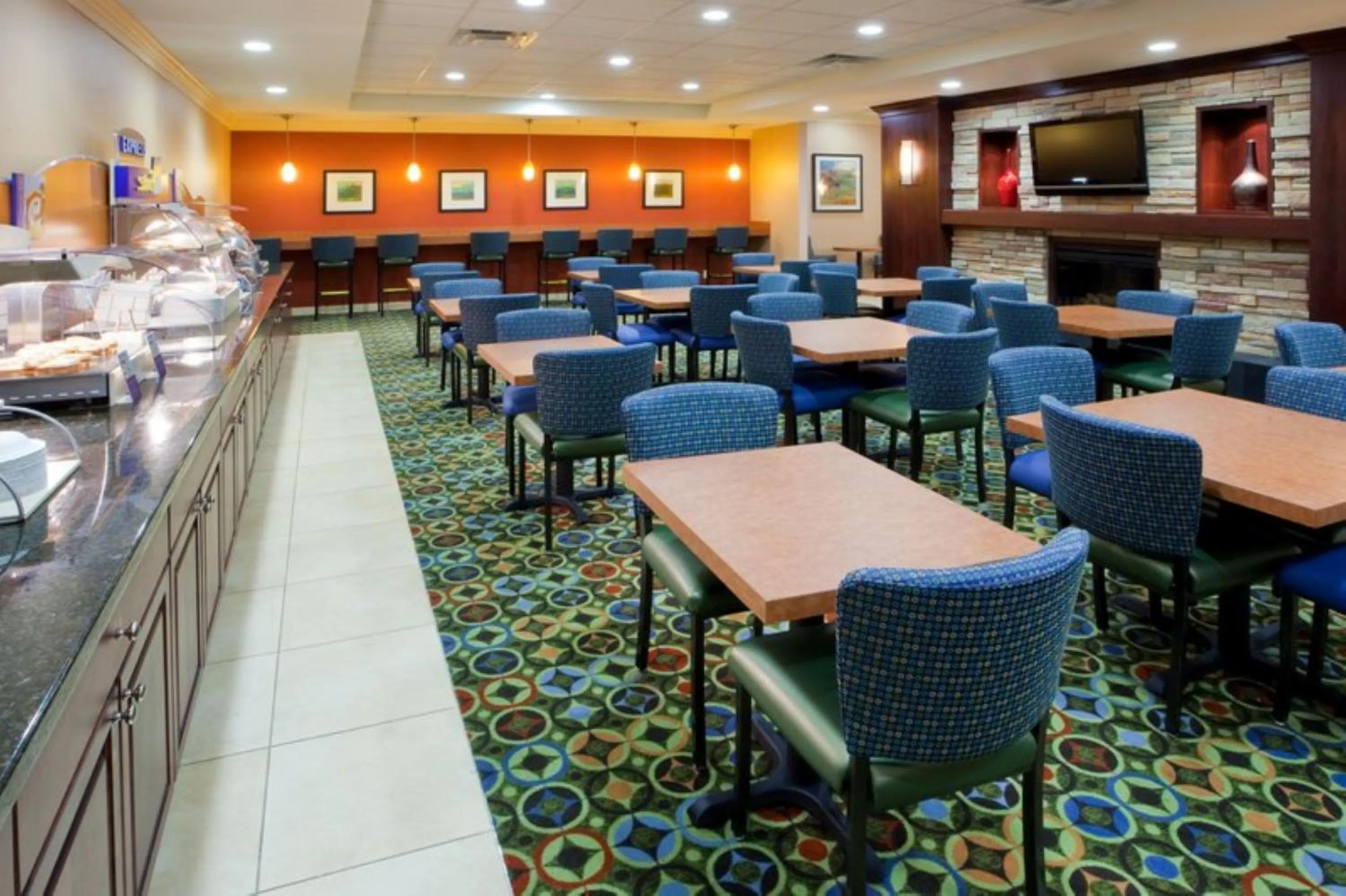 Seating area in Holiday Inn Express Washington DC SW - Springfield by IHG