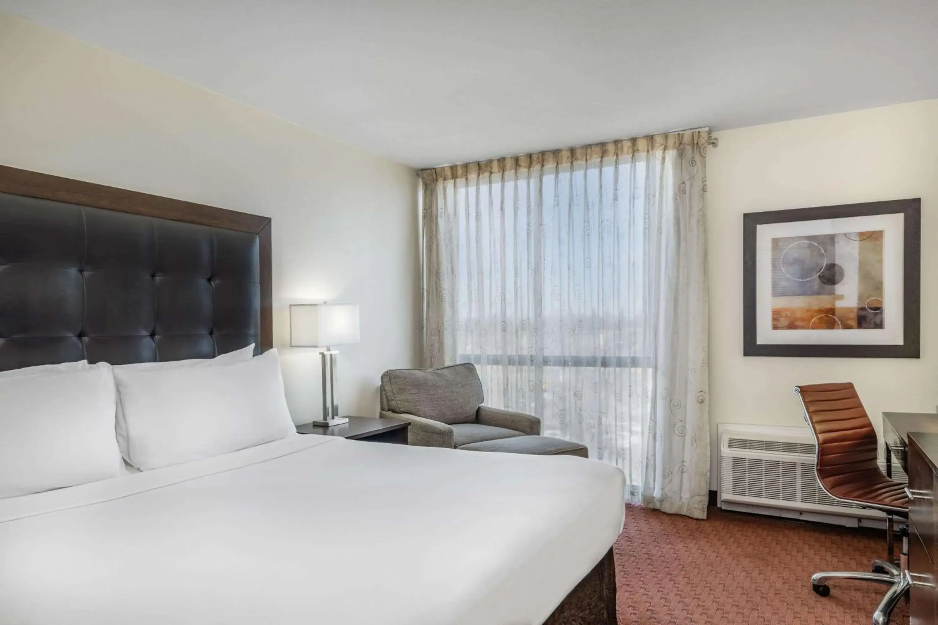 1 King Bed, Mobility Accessible Room, Bathtub w/ Grab Bars, Non-Smoking in Wyndham Sacramento 1 King Bed, Mobility Accessible Room, Bathtub w/ Grab Bars, Non-Smoking in Wyndham Sacramento