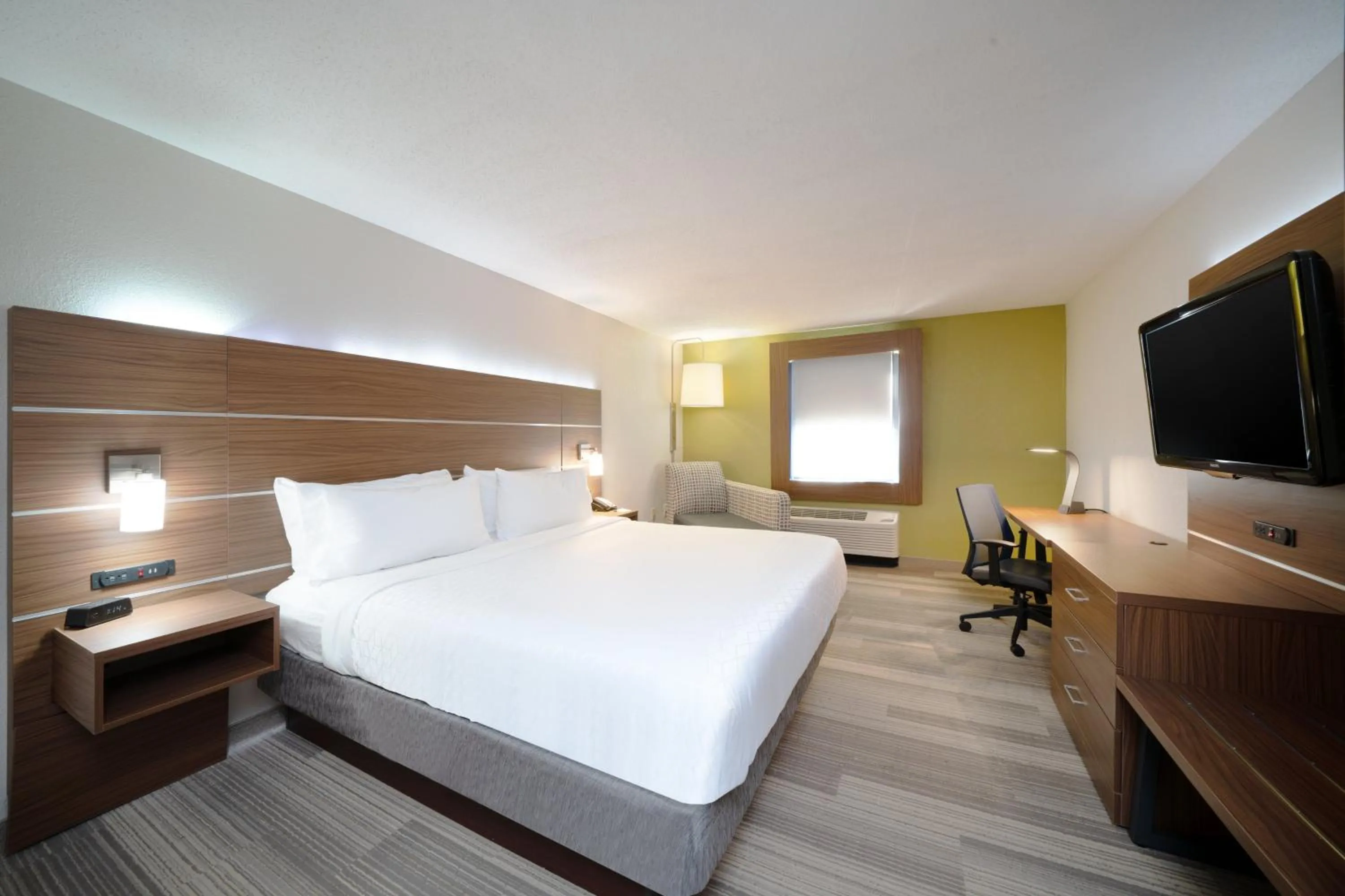 Photo of the whole room, Bed in Holiday Inn Express Prince Frederick by IHG