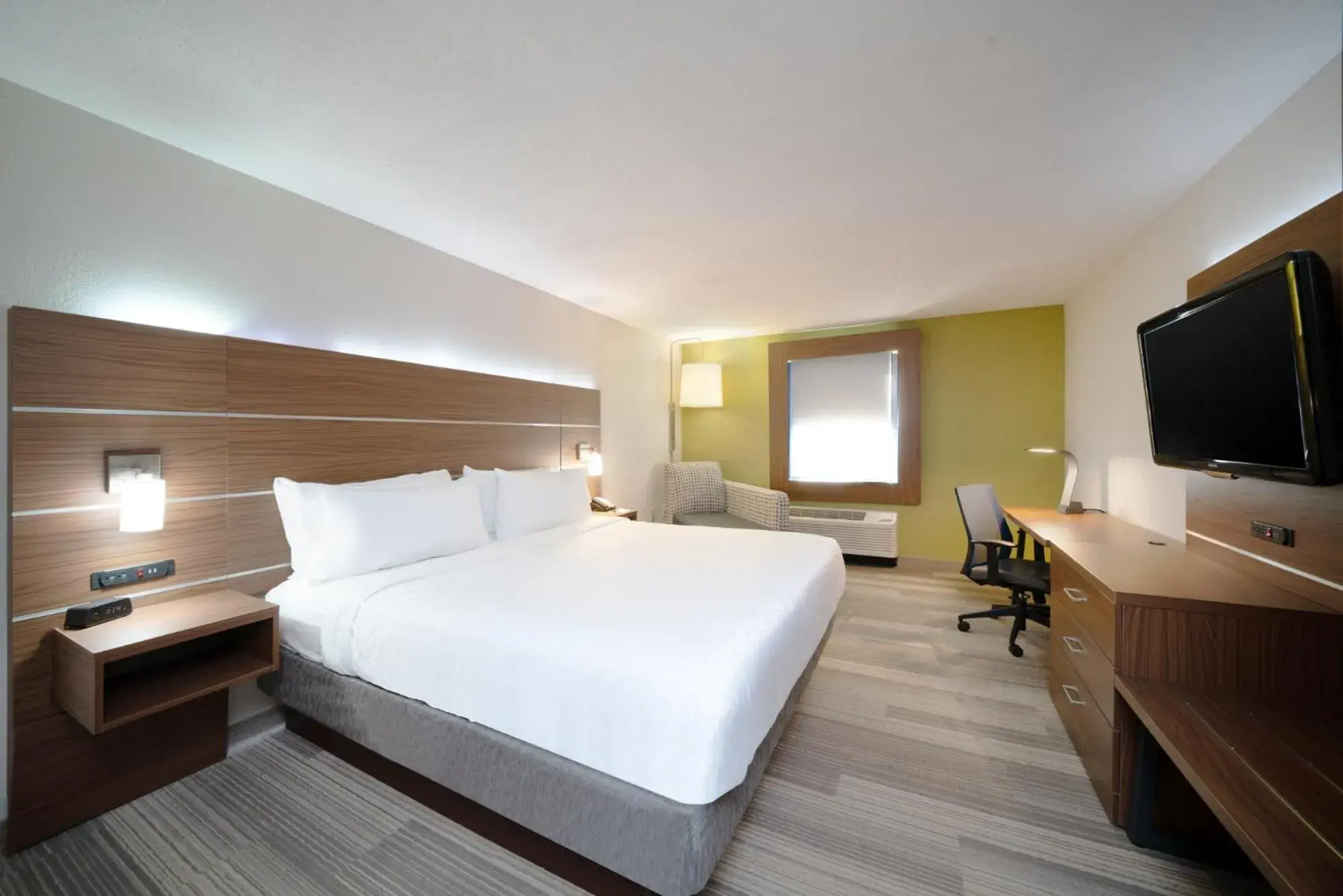King Room - single occupancy - Mobility Access/Roll in Shower - Non-Smoking in Holiday Inn Express Prince Frederick by IHG King Room - single occupancy - Mobility Access/Roll in Shower - Non-Smoking in Holiday Inn Express Prince Frederick by IHG