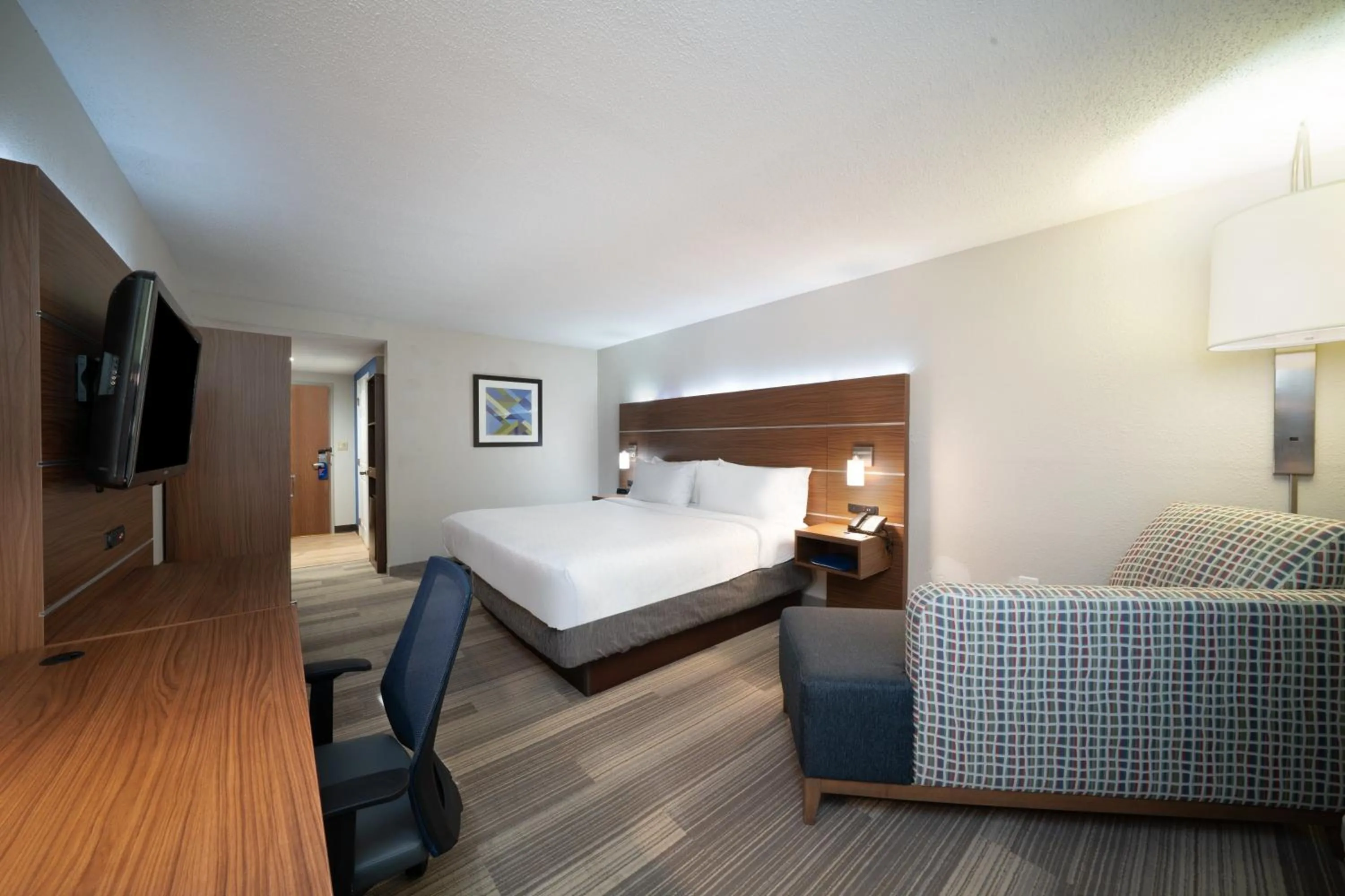 Photo of the whole room, Bed in Holiday Inn Express Prince Frederick by IHG