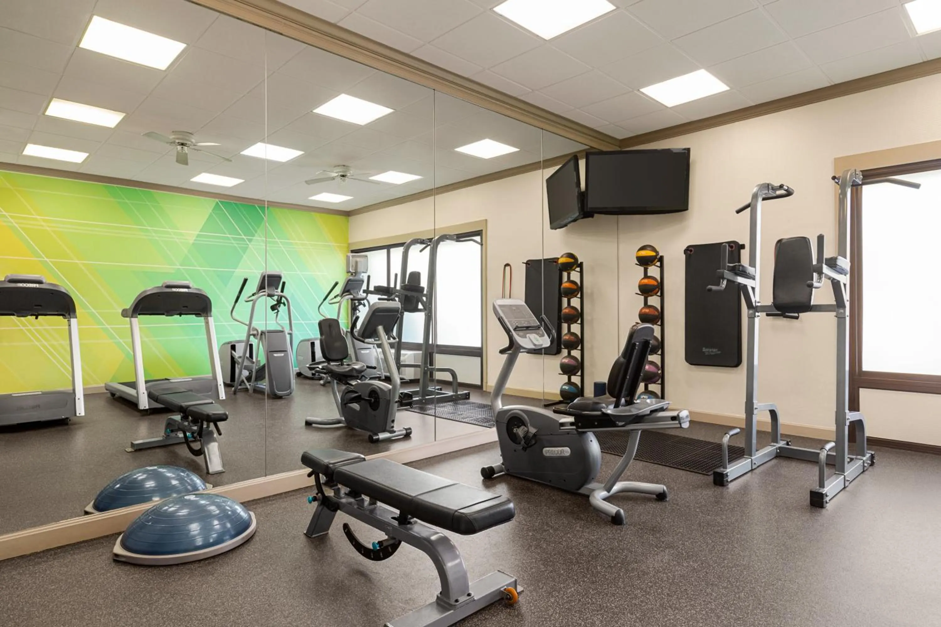 Fitness centre/facilities in Holiday Inn Boston - Cambridge Area by IHG