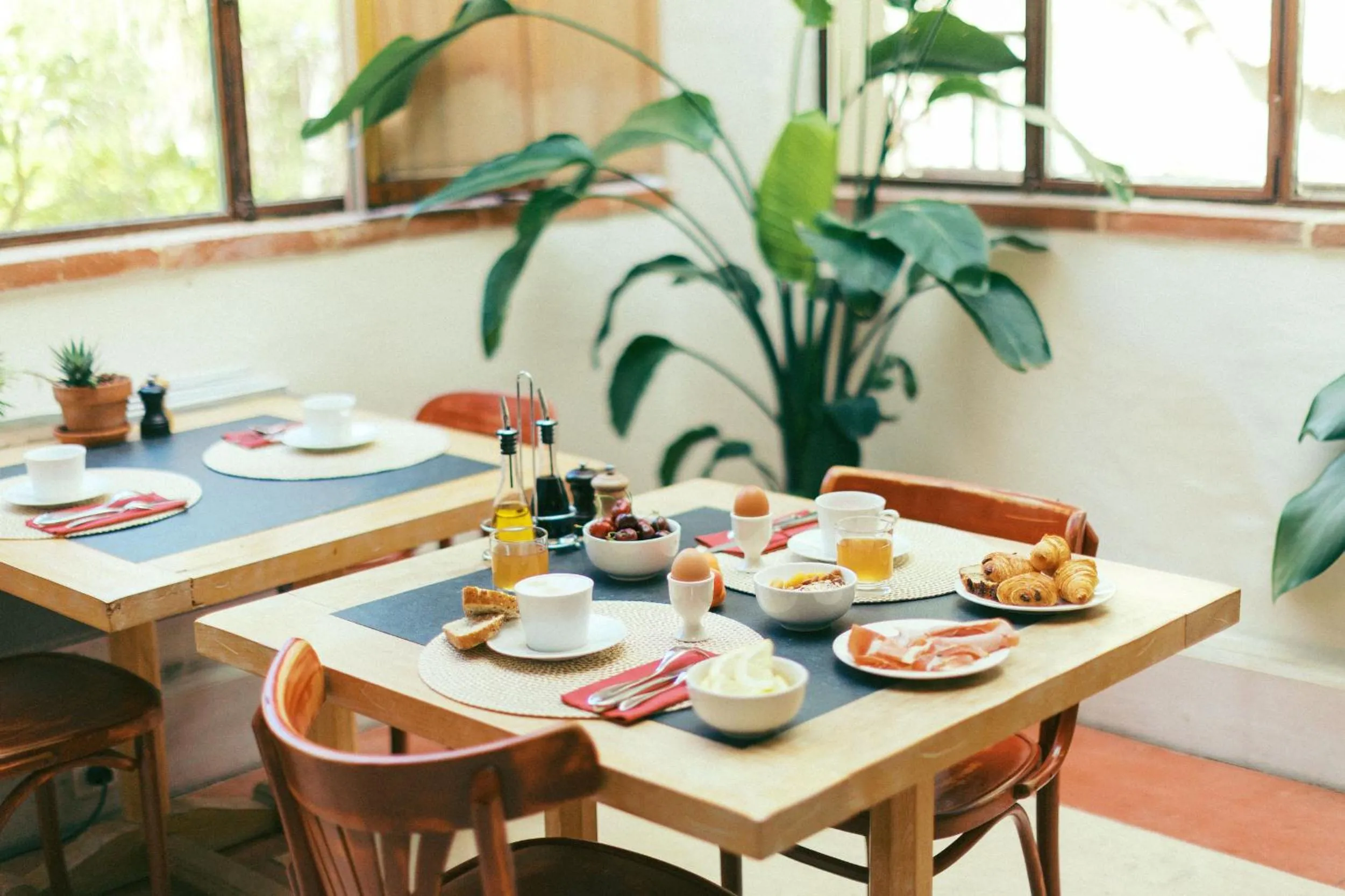 Breakfast in Les Pyrénées - le Grand Hôtel & le Château