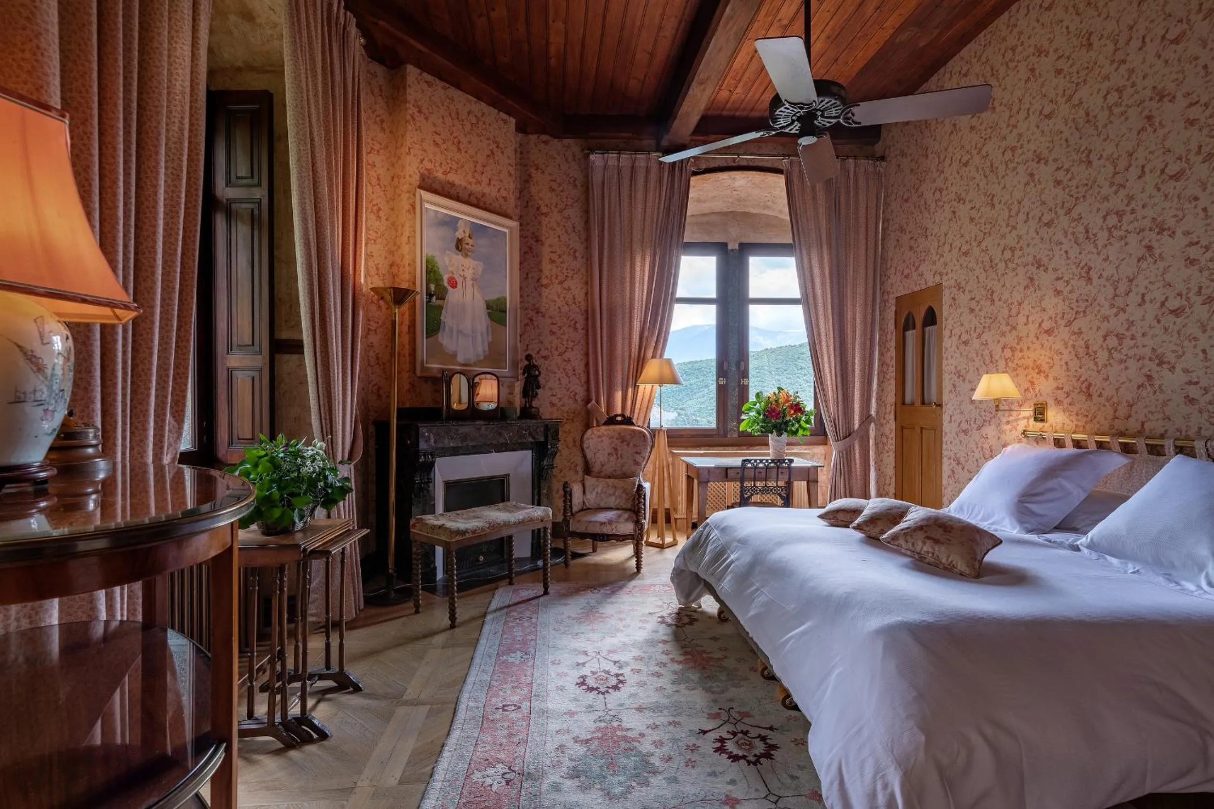 Bed in Les Pyrénées - le Grand Hôtel & le Château