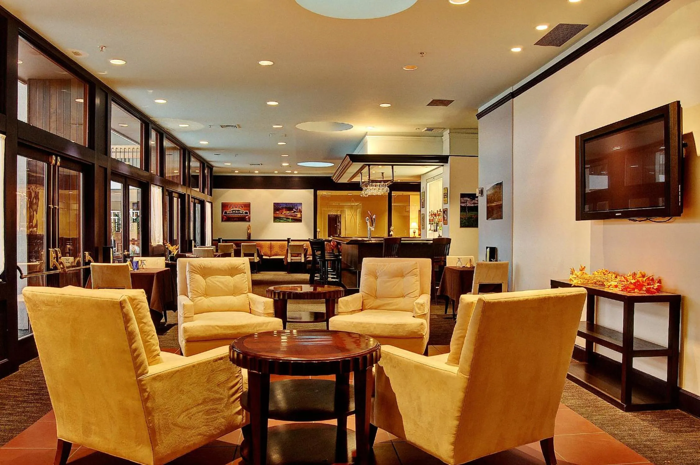 Lounge or bar in Holiday Inn & Suites Pittsfield-Berkshires by IHG